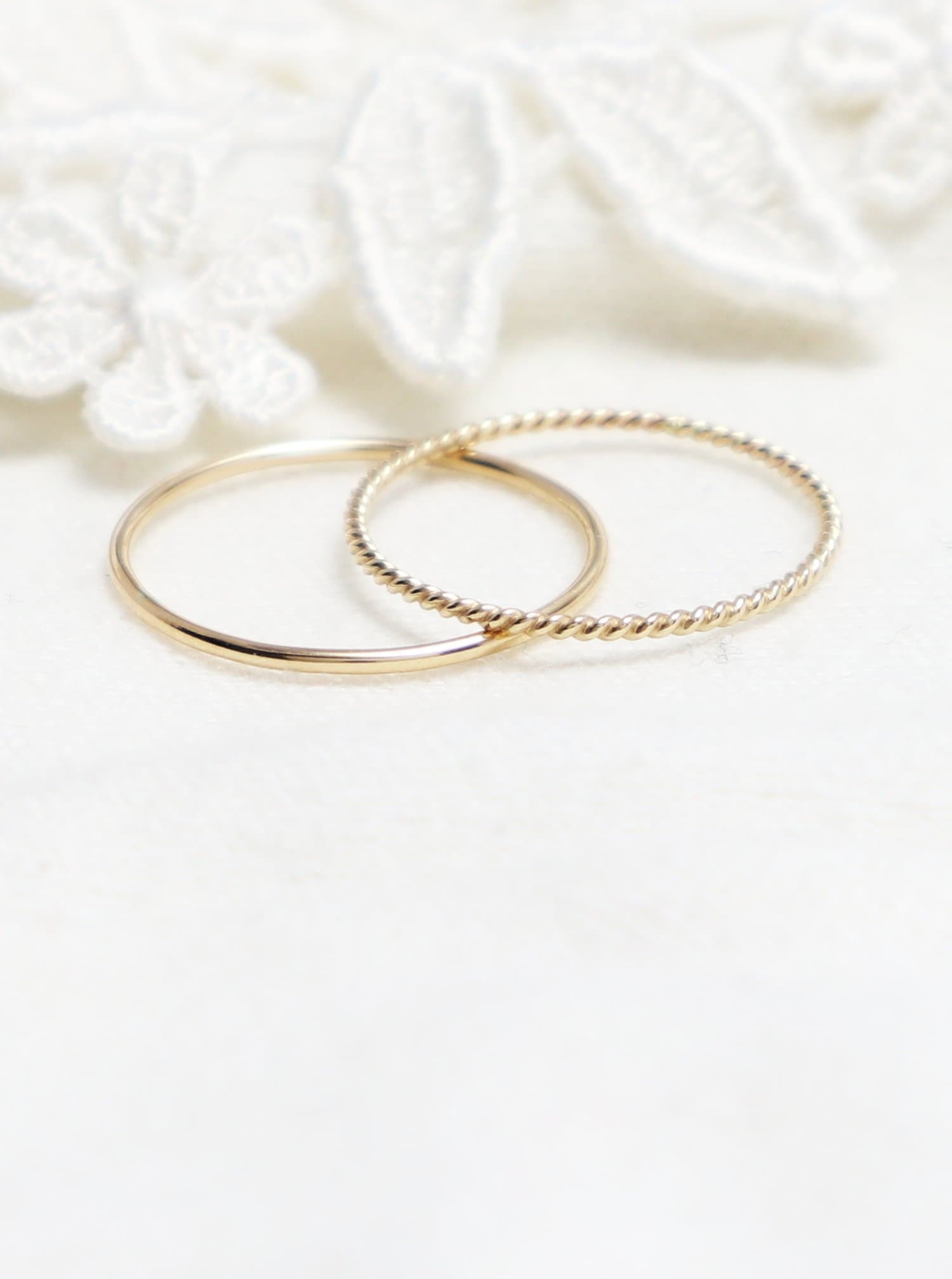 Super Dünner Strukturierter Goldring, 2Er-Set, Glatte, Zierliche Goldringe Für Frauen, 14K Gold Gefüllt, Einfacher Boho Ring | Seligkeit Ringe von IrresistiblyMinimal