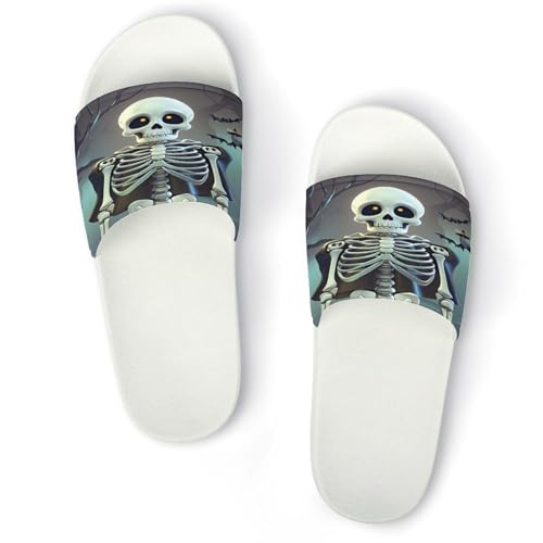 JTREWBV Sommerhausschuhe für Damen und Herren, niedlicher Halloween-Skelett-Druck, PVC, Hausschuhe, Duschschuhe, Badezimmer-Sandalen, rutschfest, leicht zu reinigen, Weißer Stil, 11.5 UK Men/ 10 UK JTREWBV Sommerhausschuhe für Damen und Herren, niedlicher Halloween-Skelett-Druck, PVC, Hausschuhe, Duschschuhe, Badezimmer-Sandalen, rutschfest, leicht zu reinigen, Weißer Stil, 11.5 UK Men/ 10 UK von JTREWBV