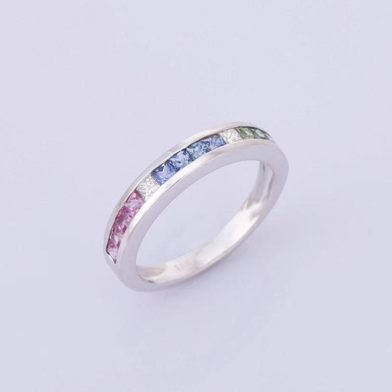 Natürlicher Saphir Ehering, Zierlich Regenbogen Ring Für Frauen, 14K Weißgold Halb Eternity Band Multi Edelstein Jahrestag von Jewelovershop