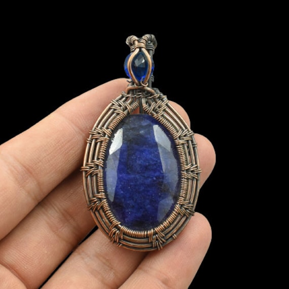 Blauer Saphir-Kupfer-Anhänger Wire Wrapped Edelstein-Anhänger Kupfer Designer Anhänger Schmuck Saphir Für Halskette Geschenk Sie von JewelryByAnaika