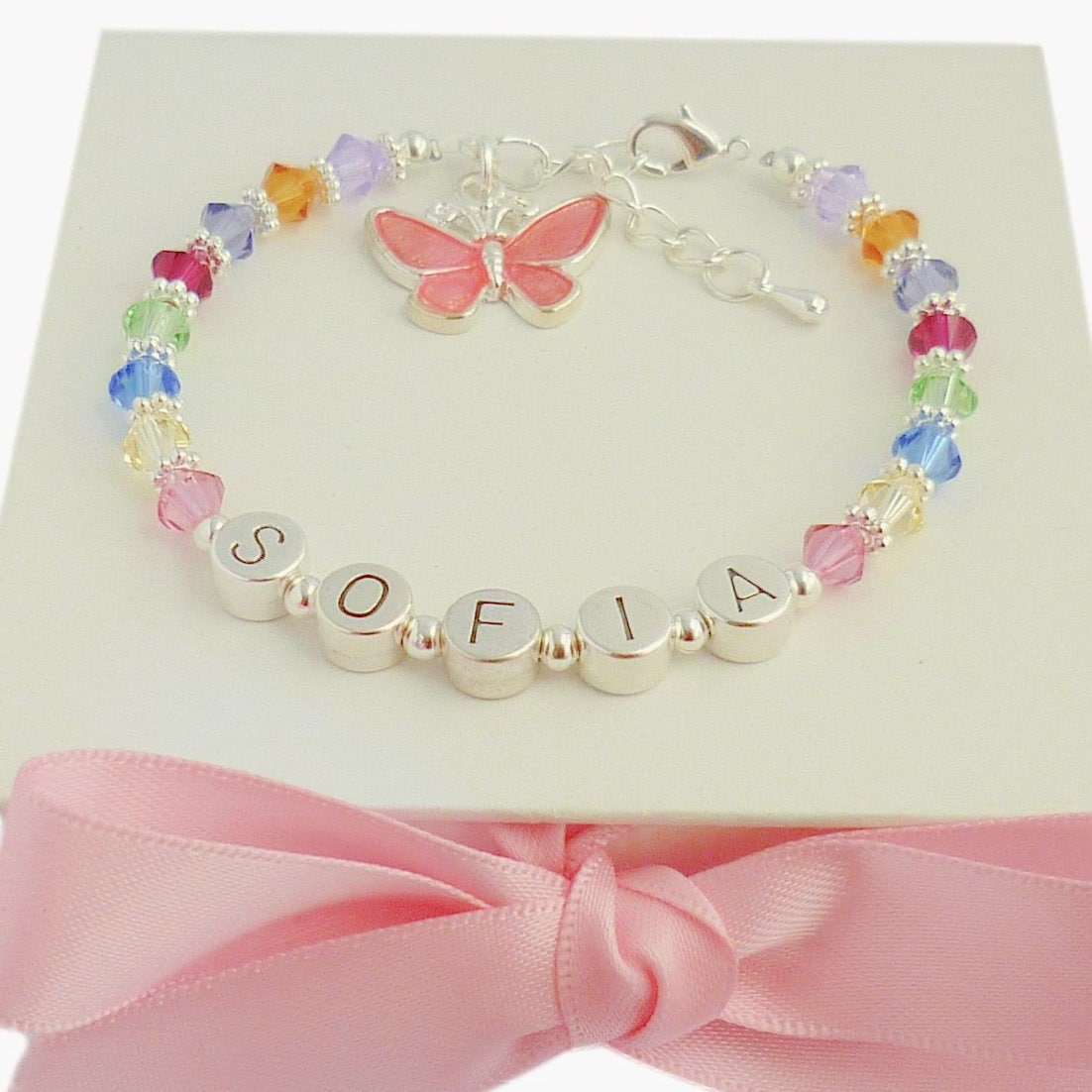 Personalisiertes Armband Für Mädchen Mit Regenbogenkristallen Und Schmetterling. Namensarmband Kinder von Jewels4girls