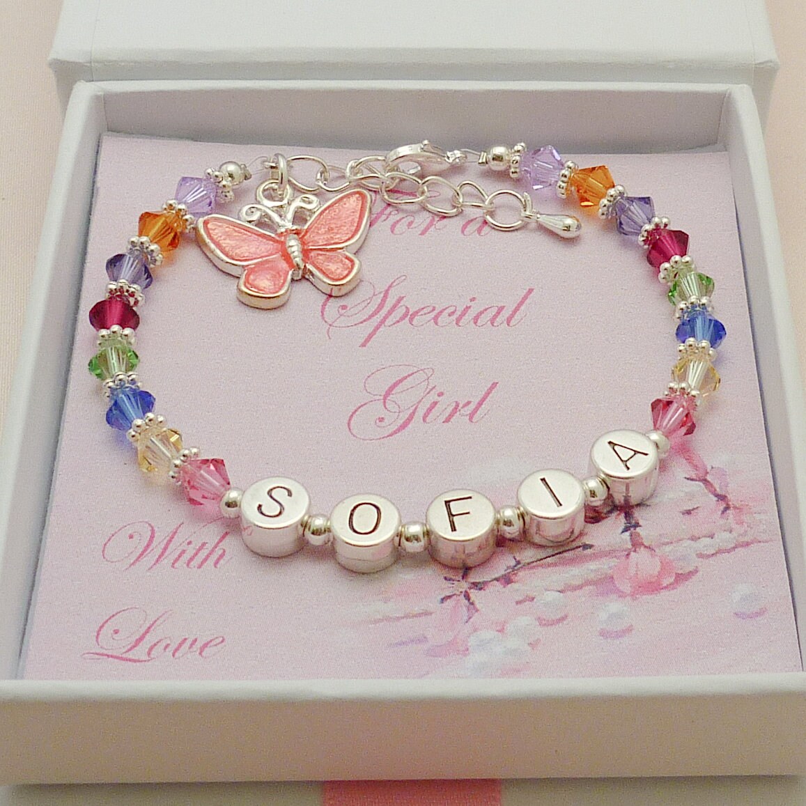 Personalisiertes Armband Für Mädchen Mit Regenbogenkristallen Und Schmetterling. Namensarmband Kinder. Besondere Geschenkbox Enkelin, Schwester von Jewels4girls