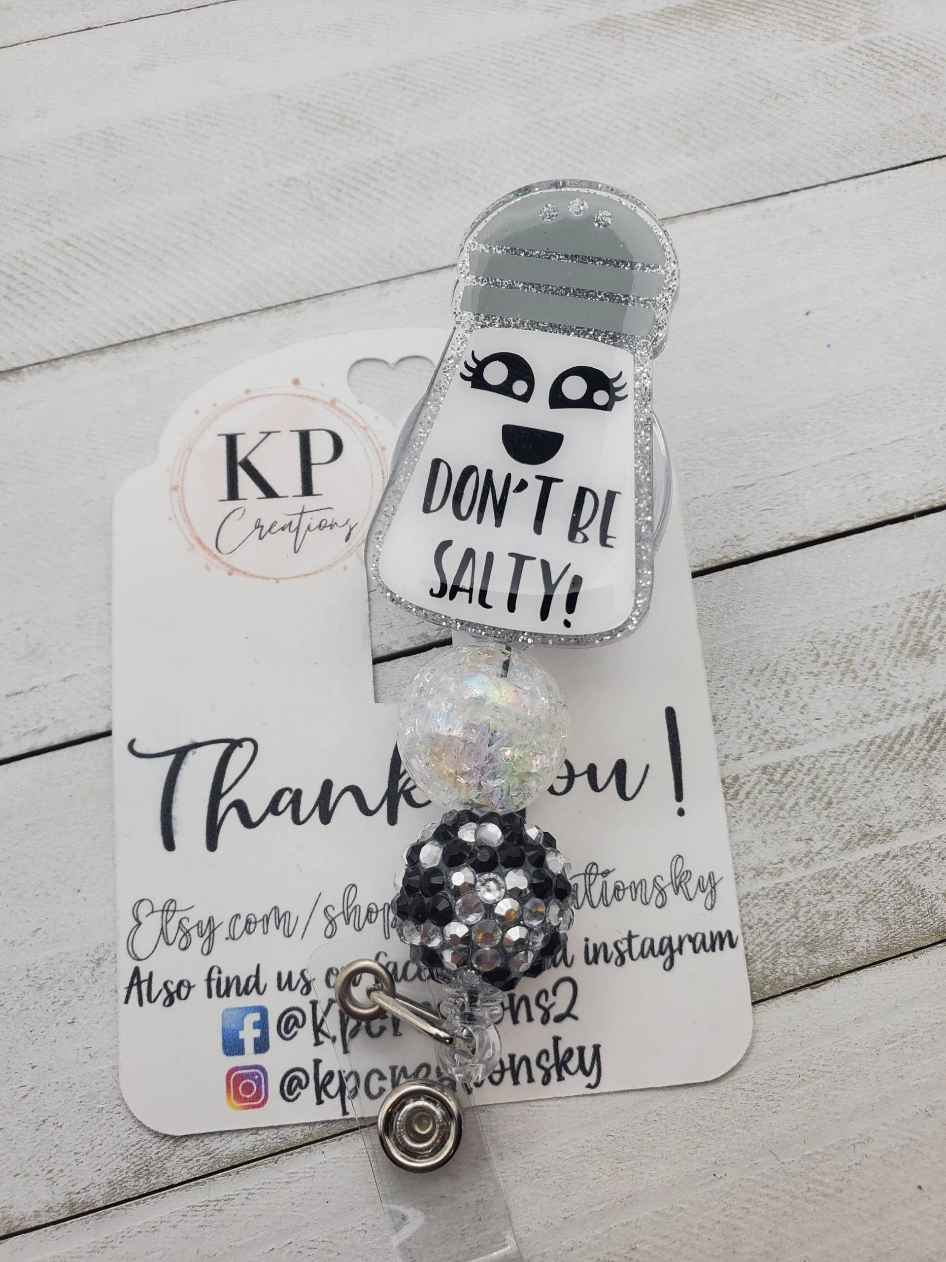 Don't Be Salty Badge Reel/Austauschbare Einziehbare Lustige Salzstreuer-Abzeichenhalter Cute Food Don't Be Salty Badge Reel/Austauschbare Einziehbare Lustige Salzstreuer-Abzeichenhalter Cute Food von KPCreationsky