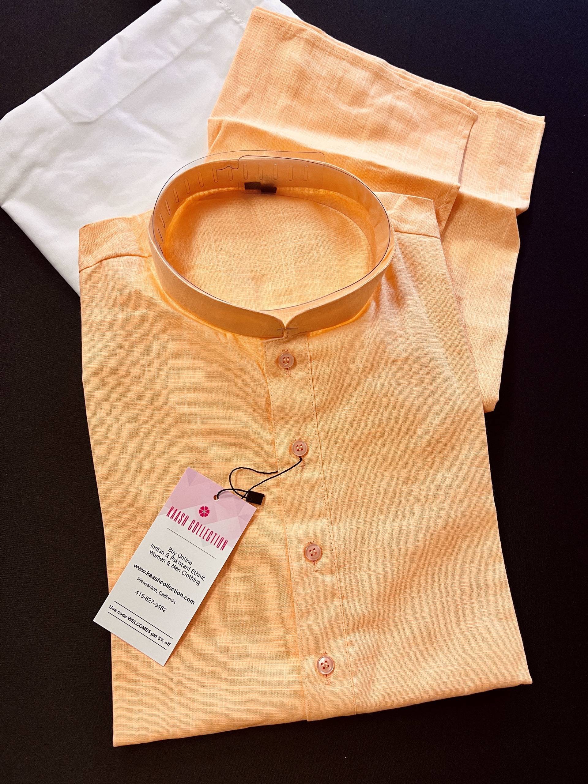 Apricot Peach Farbe Leinen Baumwolle Kurta Pyjama Für Männer Mit Weißen | Kurtas Herren| Kaash Kollektion von KaashCollection