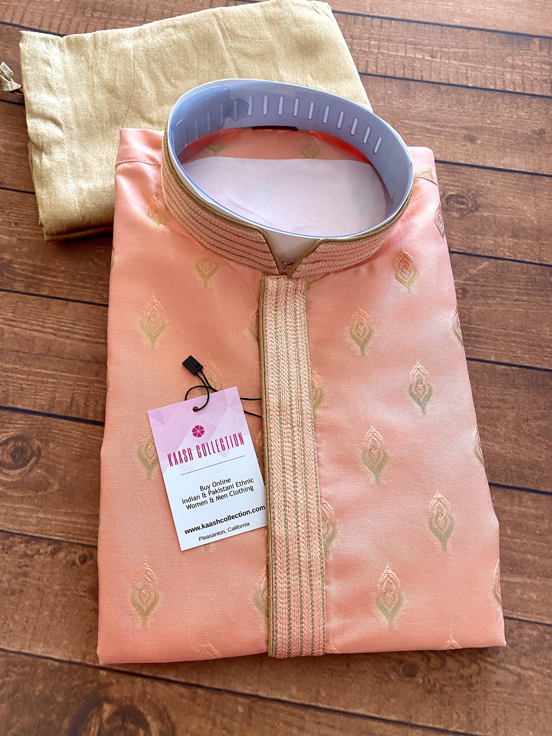 Größe - 44 | Designer Peach Silk Männer Kurta Pyjama Set Mit Zari Embroidery Design Mens Ethno Wear Kostenloser Versand in Usa Kaash von KaashCollection