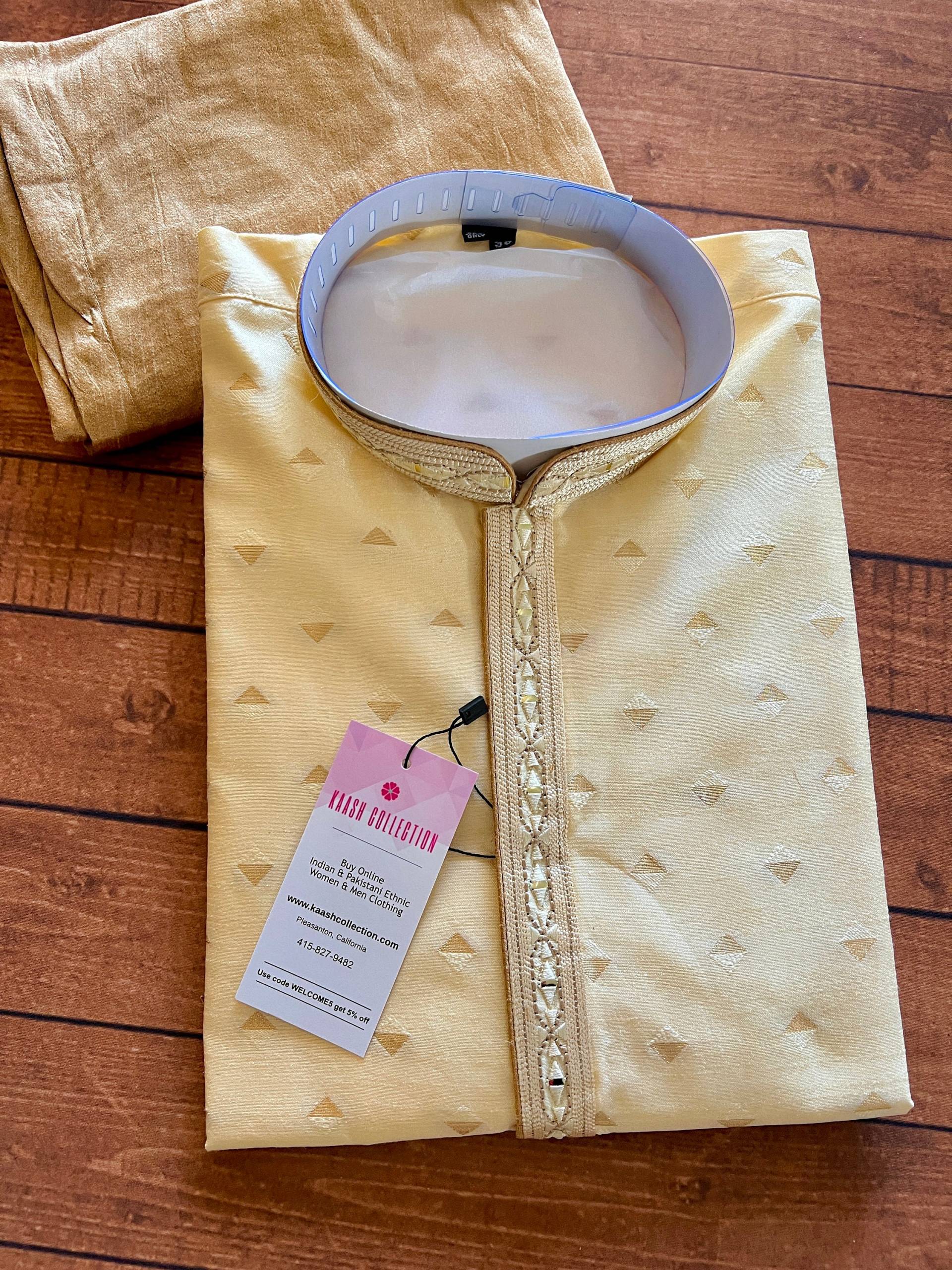 Readymade Creme Farbe Männer Kurta Pyjama Set Mit Designer Muster in Rohseide | Party, Festival Und Hochzeit Mens Wear Kaash Kollektion von KaashCollection