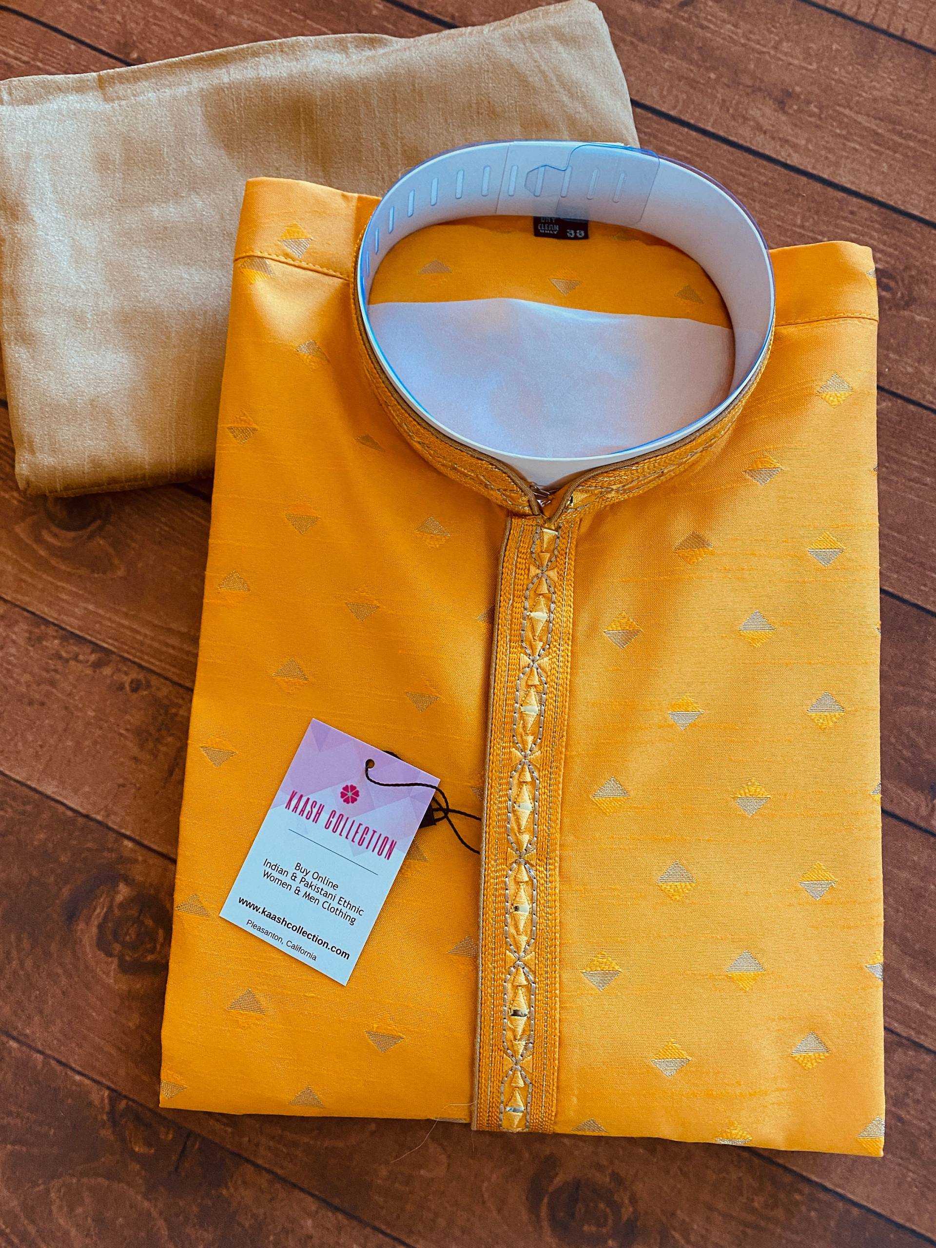 Readymade Mango Gelb Farbe Männer Kurta Pyjama Set Mit Designer Muster in Rohseide | Party, Festival Und Hochzeit Mens Wear von KaashCollection