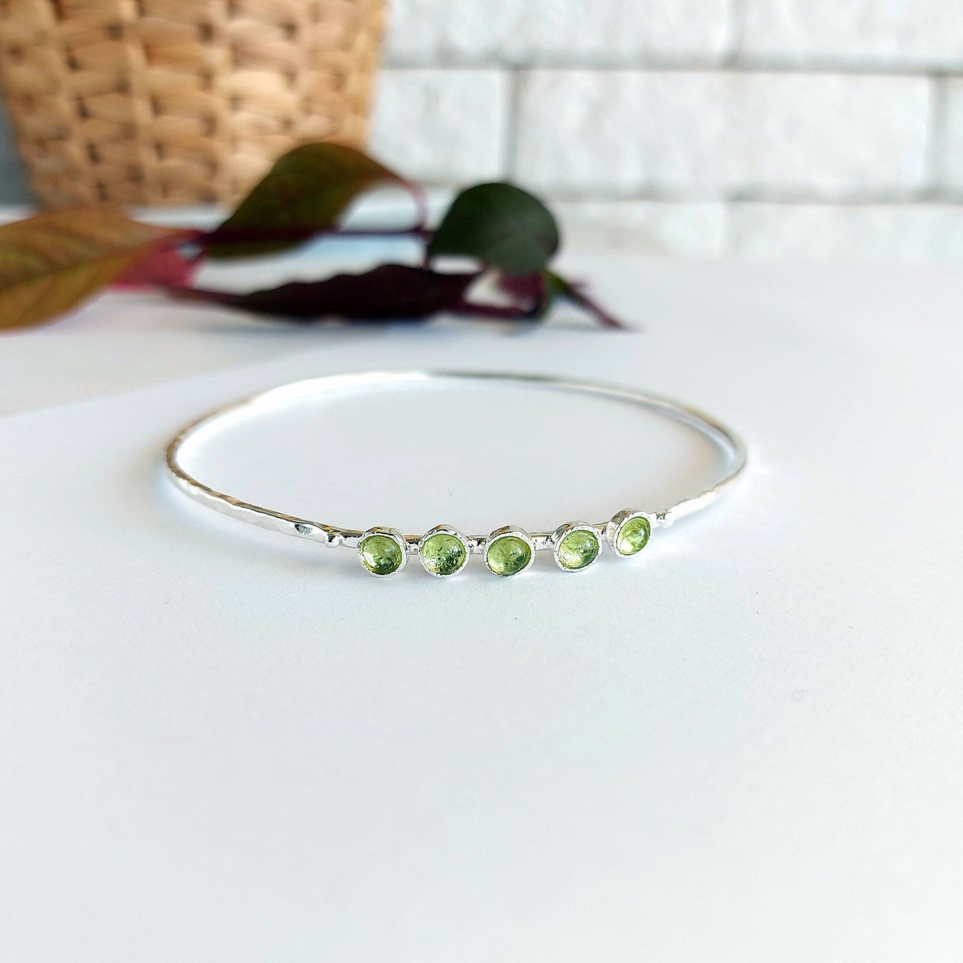 Damen Armreif, Silber Peridot Birthstone Schmuck, Muttertagsgeschenk, Personalisierter Schmuck von Kattyoosh