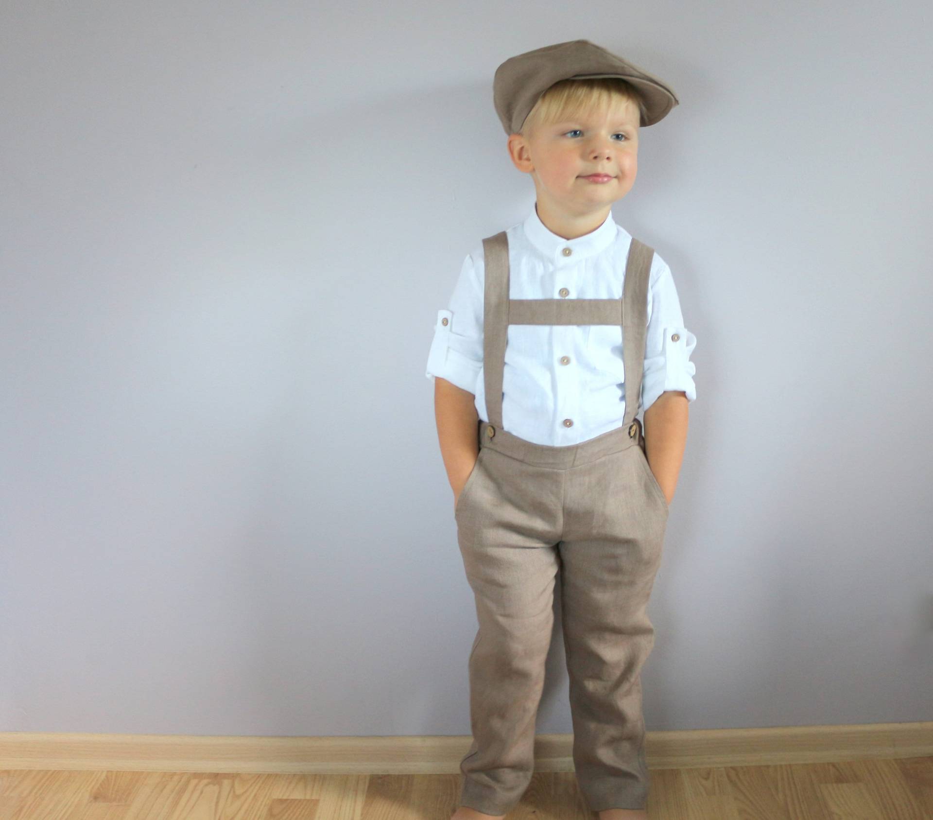 Page Boy Outfits, Hose Mit Hosenträger, Schiebermütze, Stehkragen Hemd, Ringträger Anzug von KichyKidsClothing