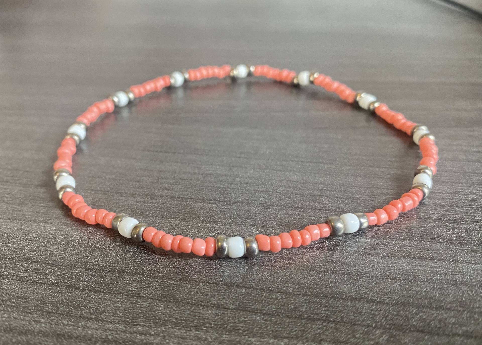 Damen Stretchy Fußkettchen, Perlen Orange, Weiß, Metallic Grau Farbe Perlen, Sommer Schmuck, Tolle Geschenkidee Für Männer Oder Frauen von KristinsKraftStudio