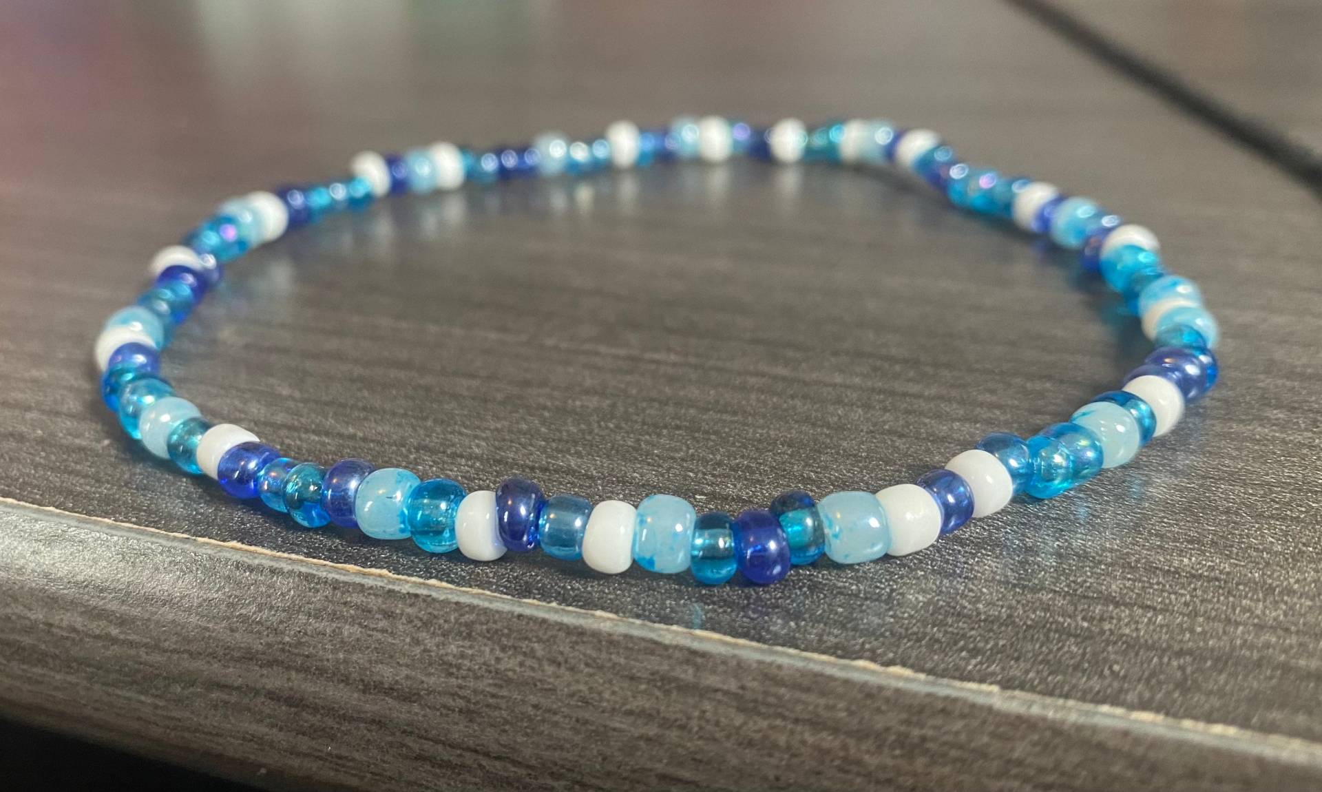 Zierliches Perlen Fußkettchen, Kleine Blaue Und Weiße Glasperlen, Strand Ozean Liebhaber Geschenk, Sommer Schmuck, Urlaub, Armband von KristinsKraftStudio