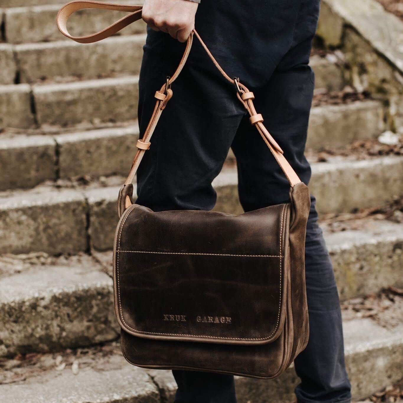 Leder Messenger Für Männer Umhängetasche Geschenk Ihn Flap Bag von KrukGarageAtelier