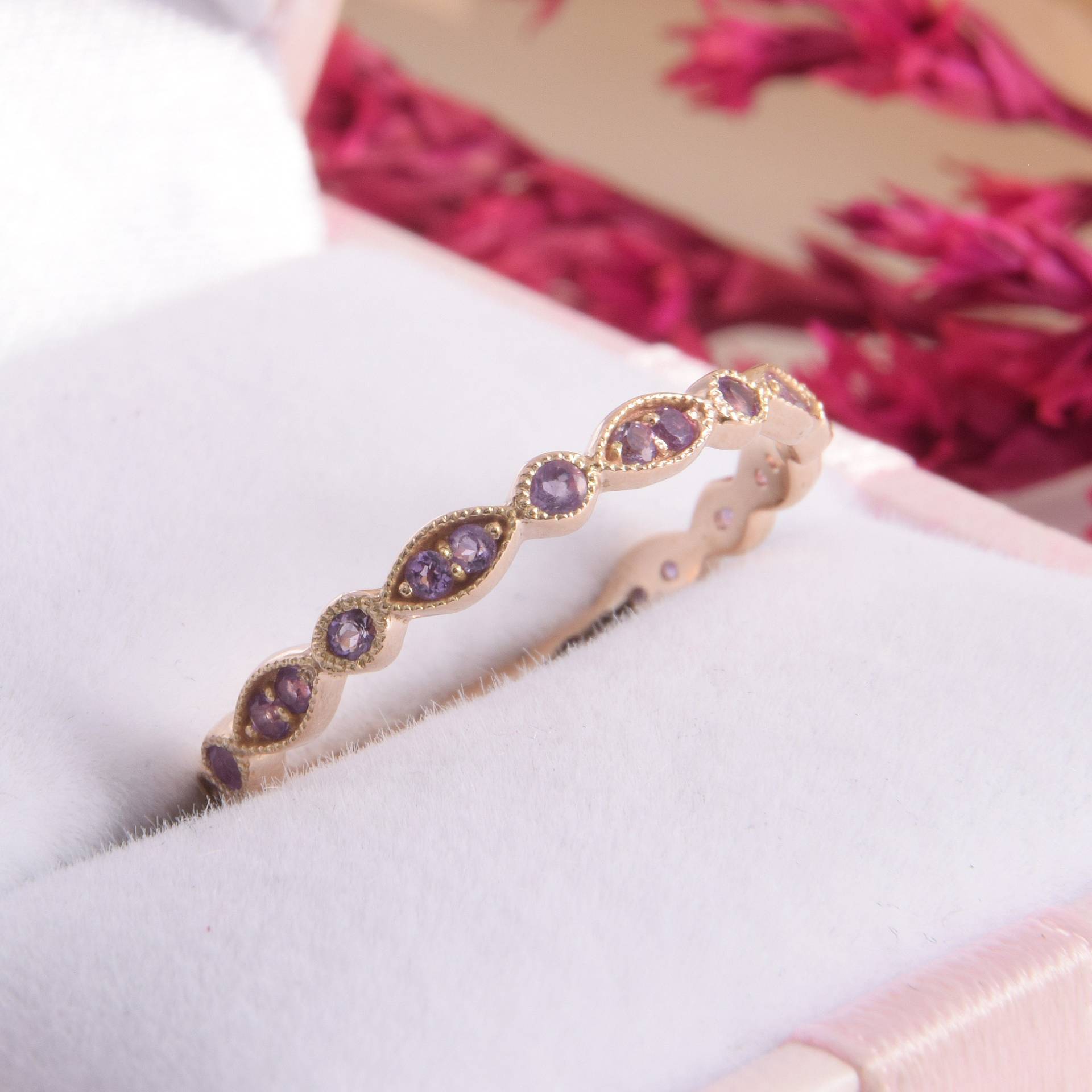 Womens Amethyst Ehering, Rose Gold Dainty Art-Deco-Ehering, Delikate Volle Ewigkeit Ring von KzKJewel