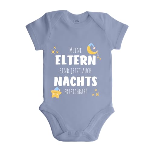 LIEBTASTISCH - Meine Eltern sind jetzt auch Nachts erreichbar! - Baby body kurzarm - Strampler - mit Druckknöpfen - Jungen & Mädchen - 100% Bio Baumwolle (Hellblau, 6-12 Monate) von LIEBTASTISCH