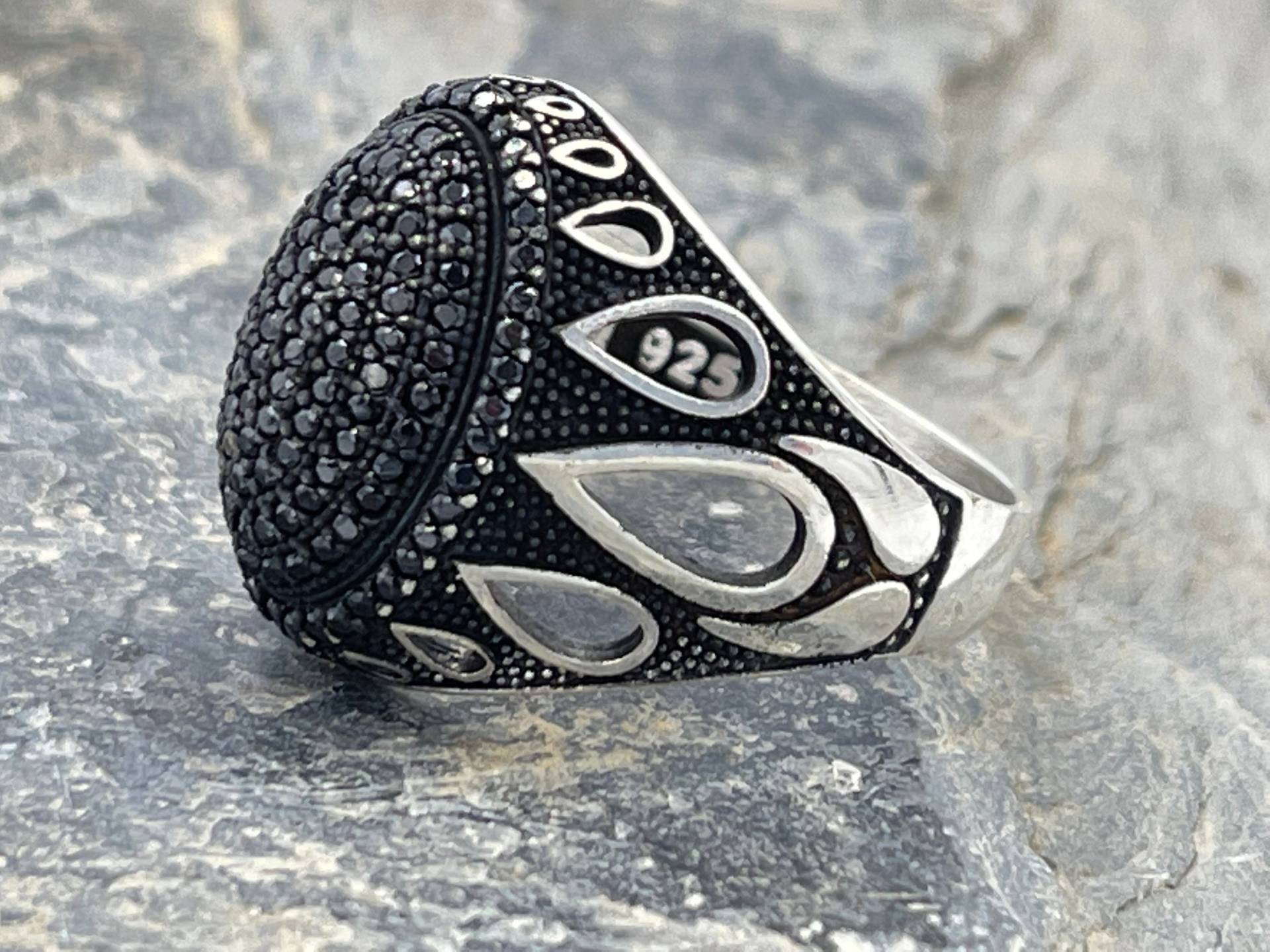 Herrenring Mit Schwarzem Onyx Stein - Unisex Silberring Gravierter Ring Für Männer Rig Frauen 925 Sterling Silber von LandofTurkishSilver