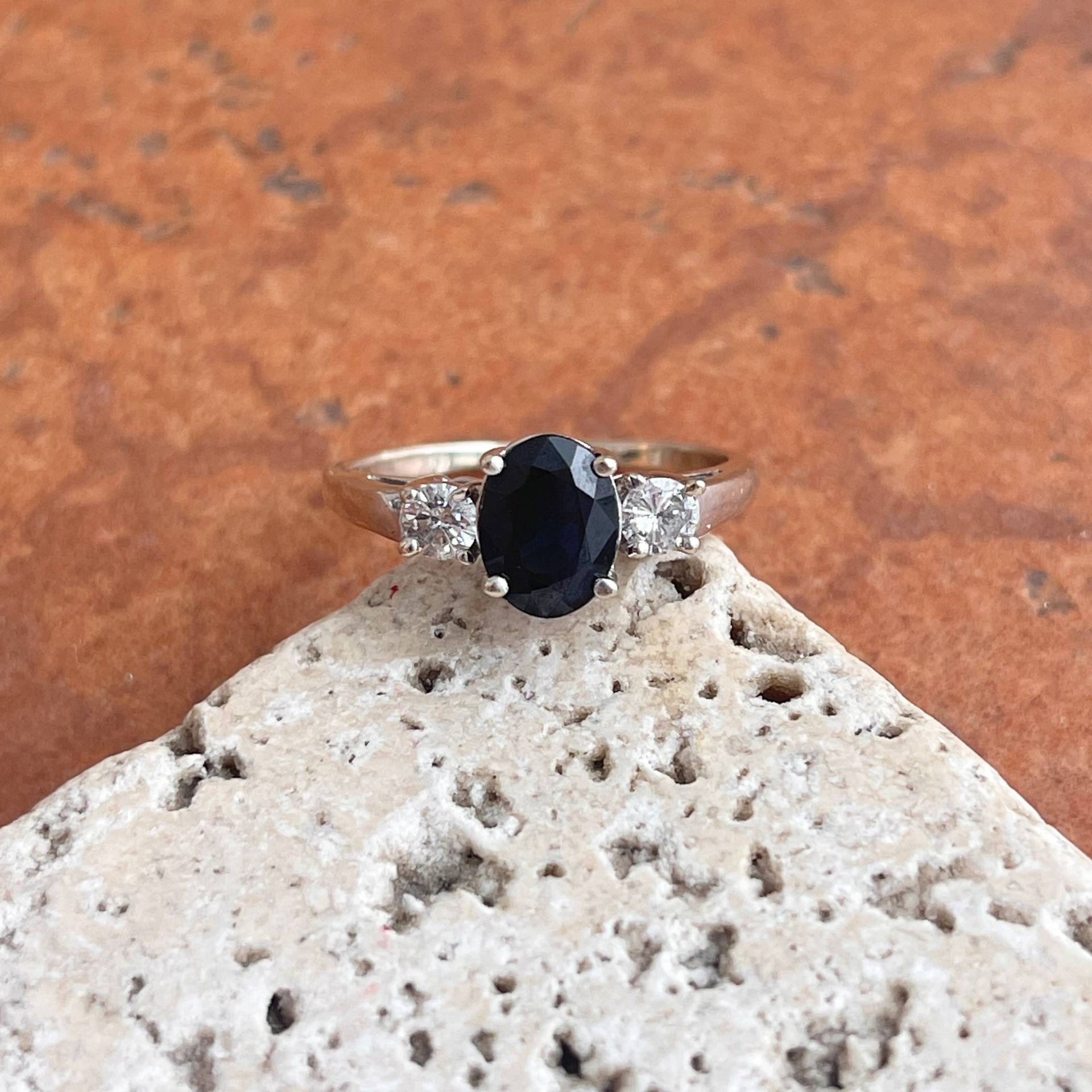 Vintage 14Kt Weißgold Oval 8 Mm X 6 Blauer Saphir + Diamant Akzent Ring Größe Alwand Vahan von LegacySaintJewelry