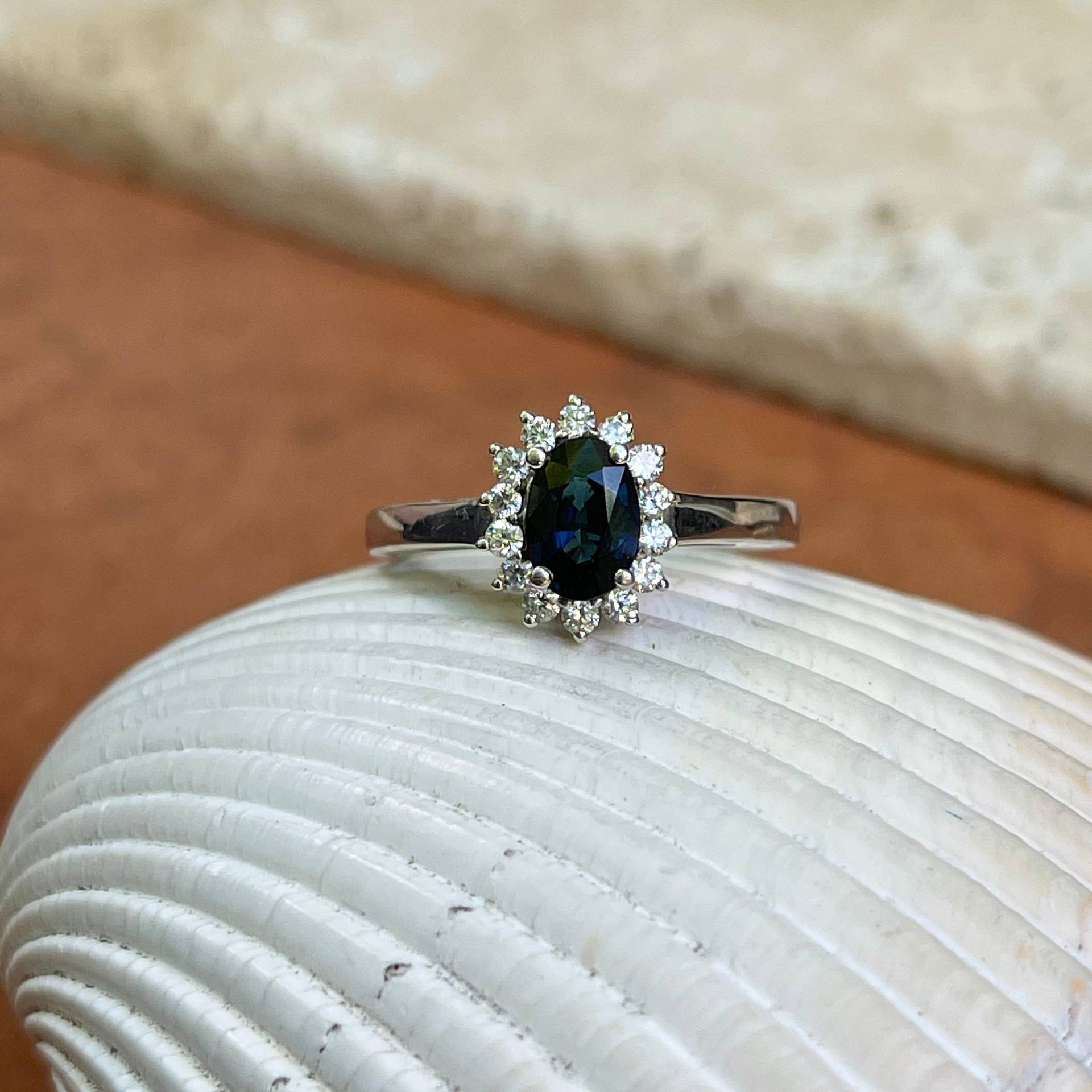 Vintage Atemberaubende 14Kt Weißgold Oval 1.00 Ct Blauer Saphir + Runder Diamant Halo Ballerina Akzent Ring Größe 7 von LegacySaintJewelry