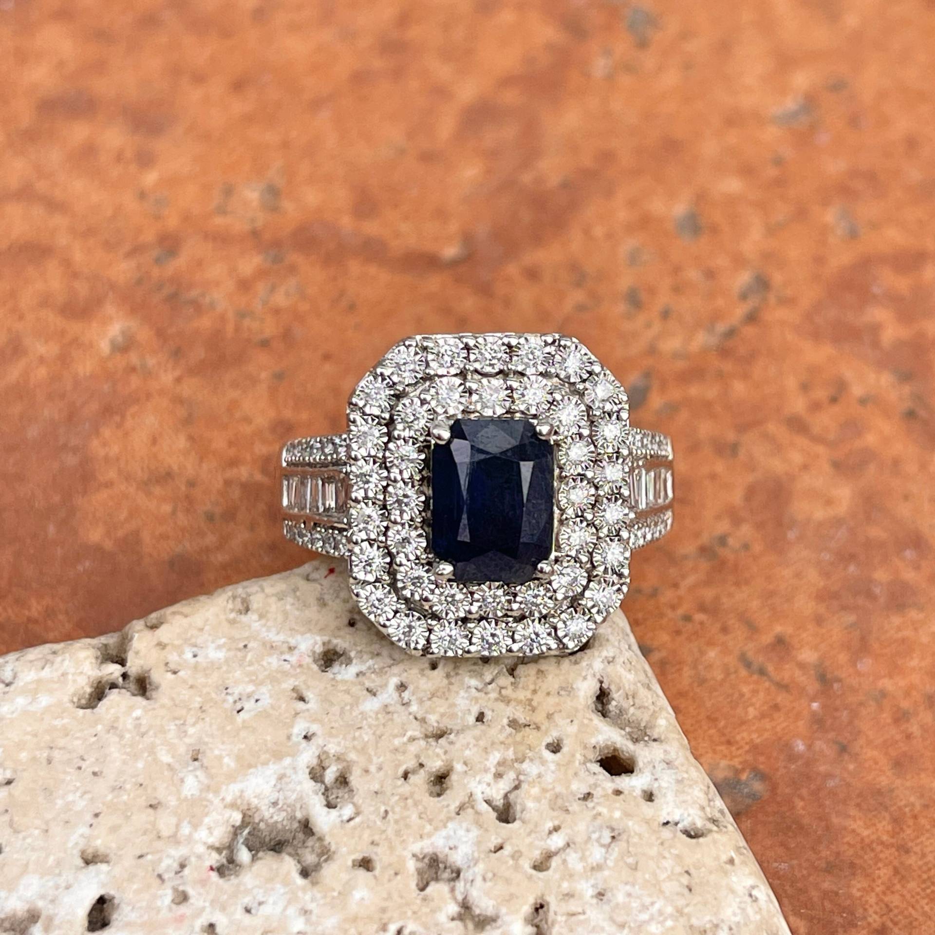 Vintage 14Kt Weißgold Smaragdschliff Blauer Saphir + Baguette Runde Doppel Halo Diamant Akzent Ring Größe 7, 5 von LegacySaintJewelry