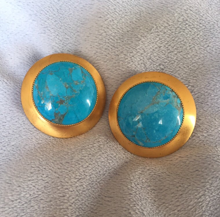 Schöne Vintage Chunky Turquoise Steinglas Matte Gold Brushed Ohrringe von LiamBySevanna