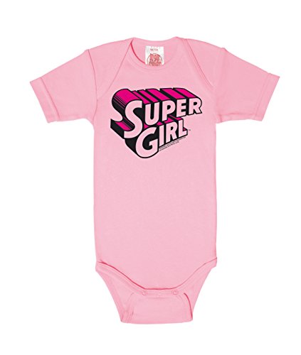 Logoshirt® DC Comics I Super Girl I Schriftzug I Logo I Baby Body Print I Kurzarm I Kleinkind I Mädchen I 100% Baumwolle I pink I Lizenziertes Originaldesign I Größe 62/68 von Logoshirt