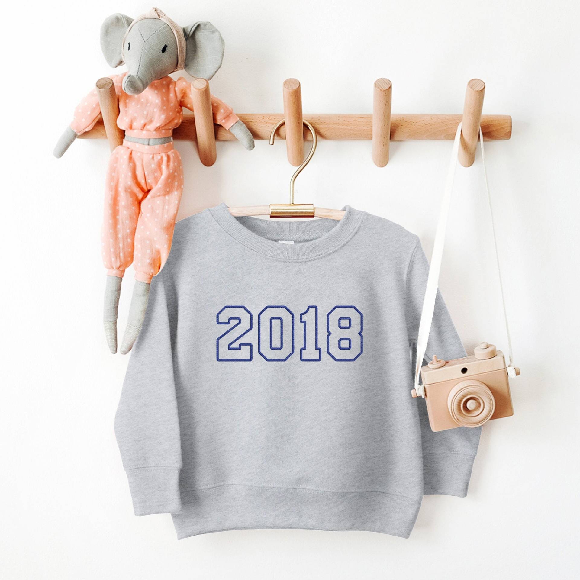 Geburtsjahr Kinder Besticktes Sweatshirt Vintage Coole Kleidung Jungen Mädchen von LoveulotsGifts