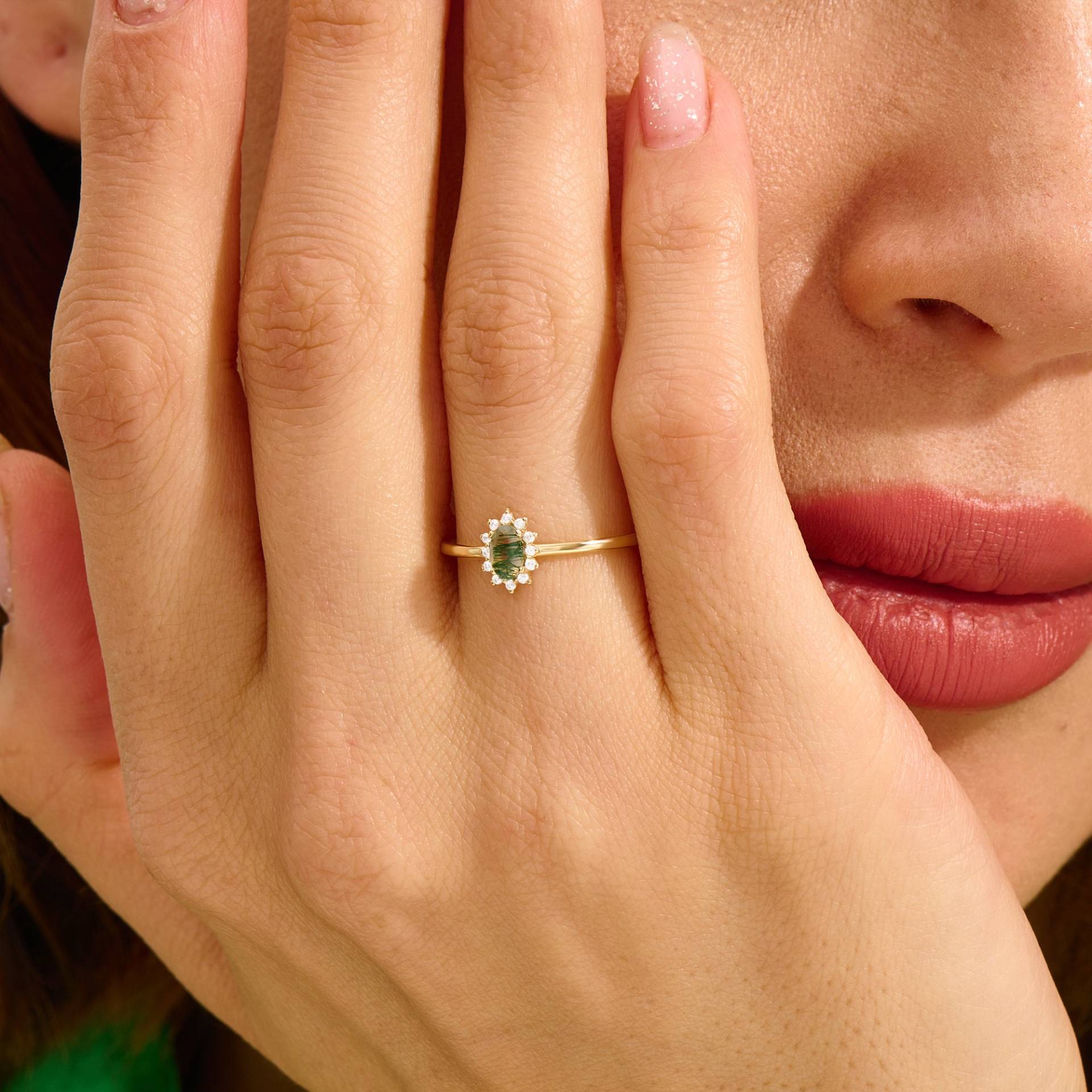 14K Gold Winziger Moosachat Ring, Solides Oval Halo Natur Blume Versprechen Zierliche Verlobungsring Frauen, Grüner Solitär Ring von LucysFineJewelry