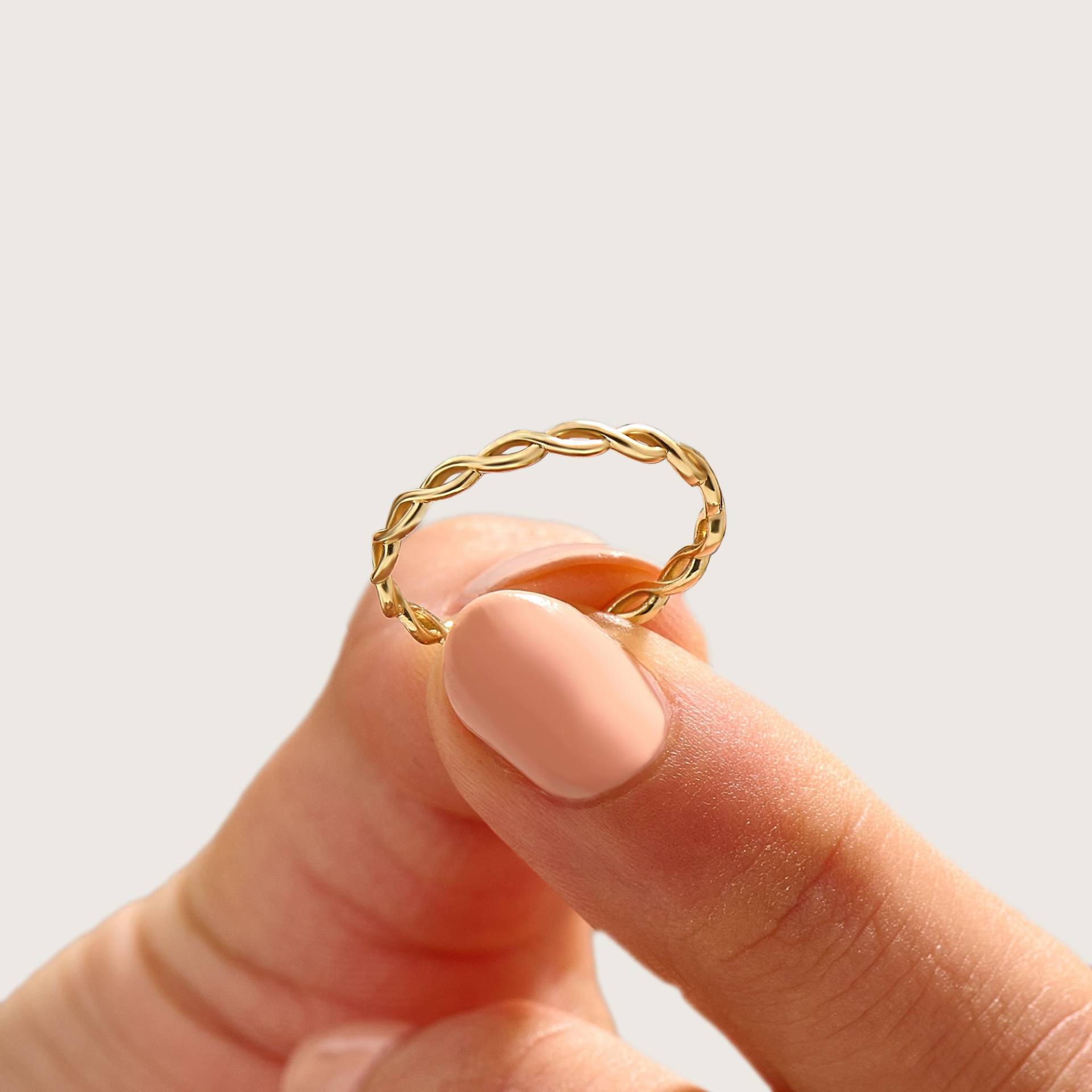 Solid Gold Twist Ring 14K Zierliche Stapelband Echtgold Statement Zarte Daumen Dünne Goldbänder Für Frauen Dünner von LucysFineJewelry