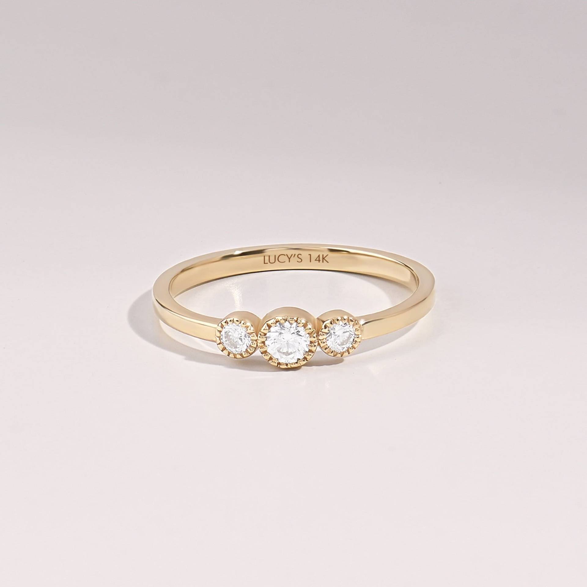 Zierlicher Diamant Trio Bezel Verlobungsring, 14K Massivgold Triologie Ring, 3 Stein Vintage Jubiläumsringe Für Frauen, Braut Bandring von LucysFineJewelry