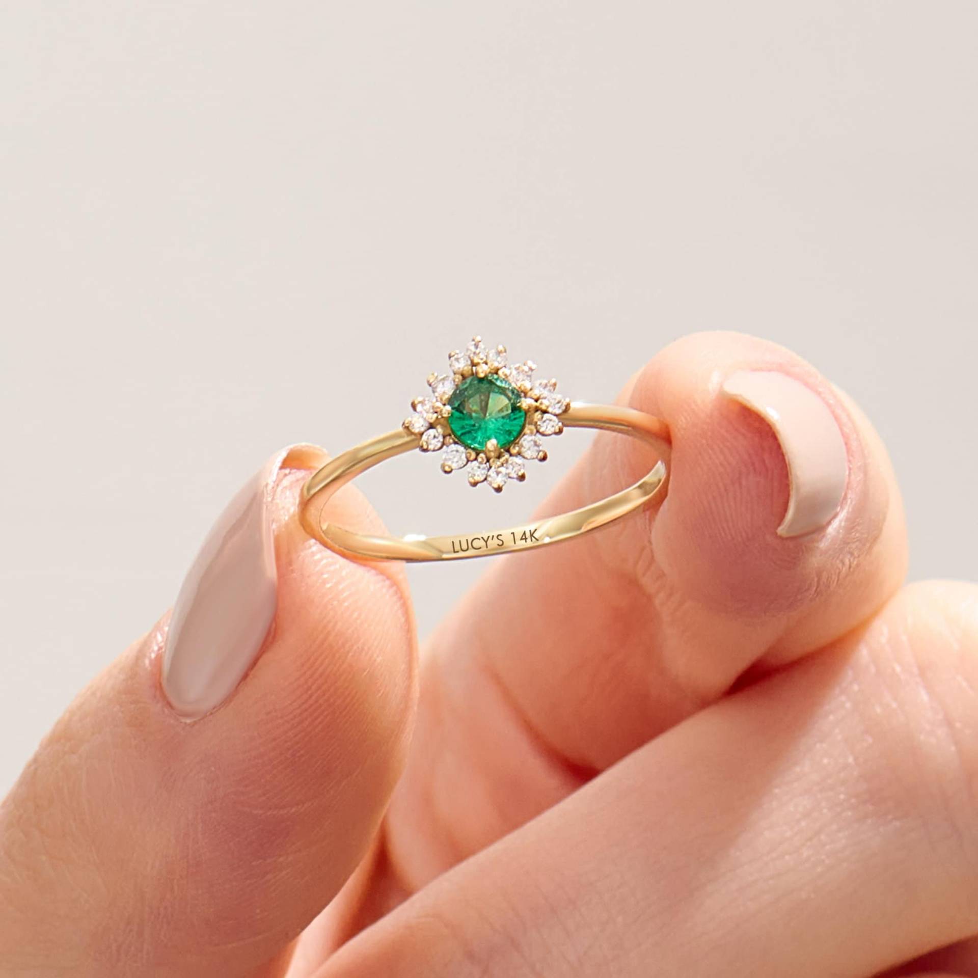 Smaragd Diamant Solitär Ring, 14K Minimalist Halo Ring Frauen, Zierliche Grüne Blume Kleine Versprechen Handgemachtes Schmuck Geschenk von LucysFineJewelry