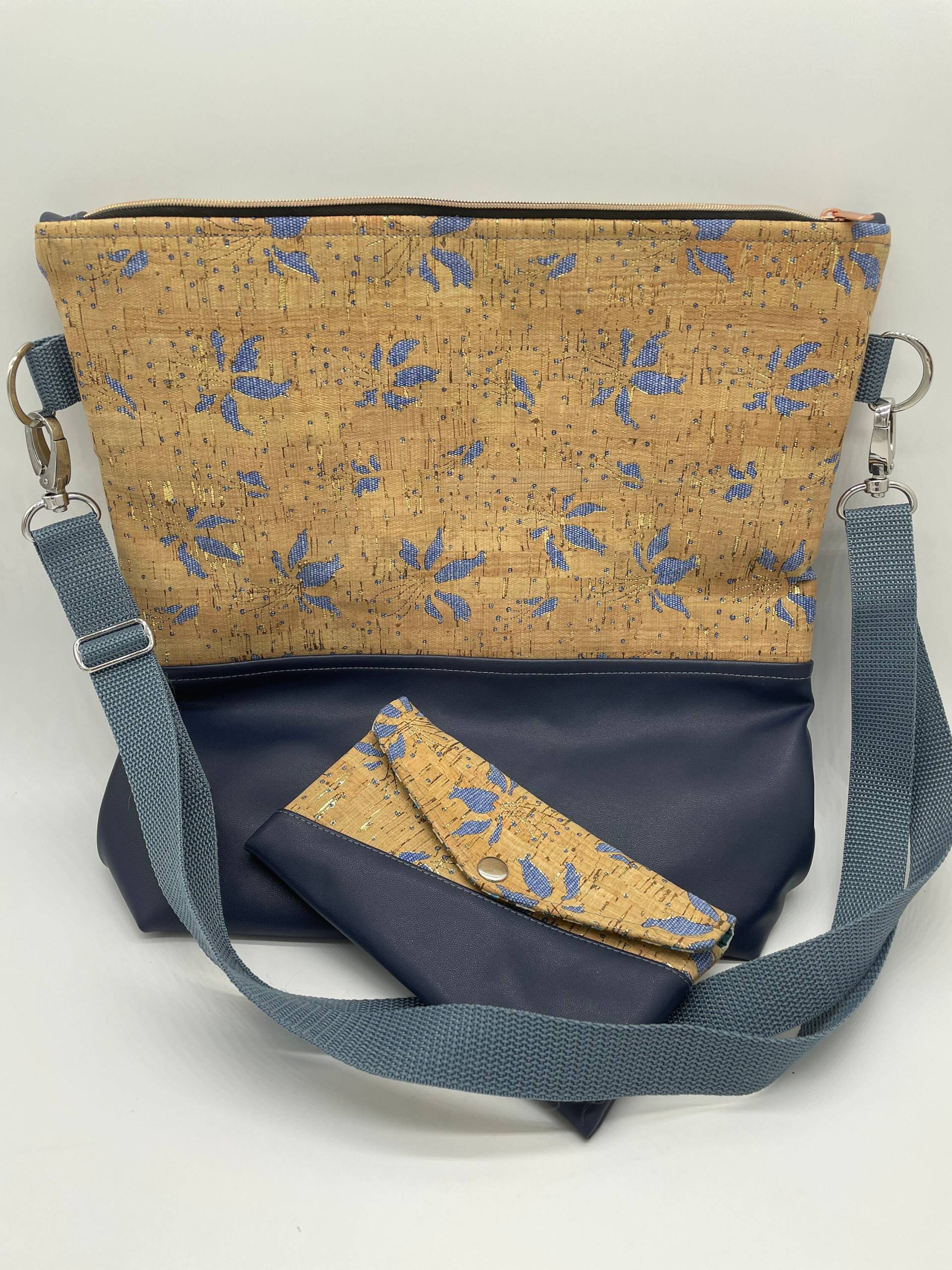 Handtasche Frühling Selbstgenäht Set Blau Kunstleder, Kork Milow Und Handy/Brillentasche Kuori Handtasche Frühling Selbstgenäht Set Blau Kunstleder, Kork Milow Und Handy/Brillentasche Kuori von MOSTROKunst