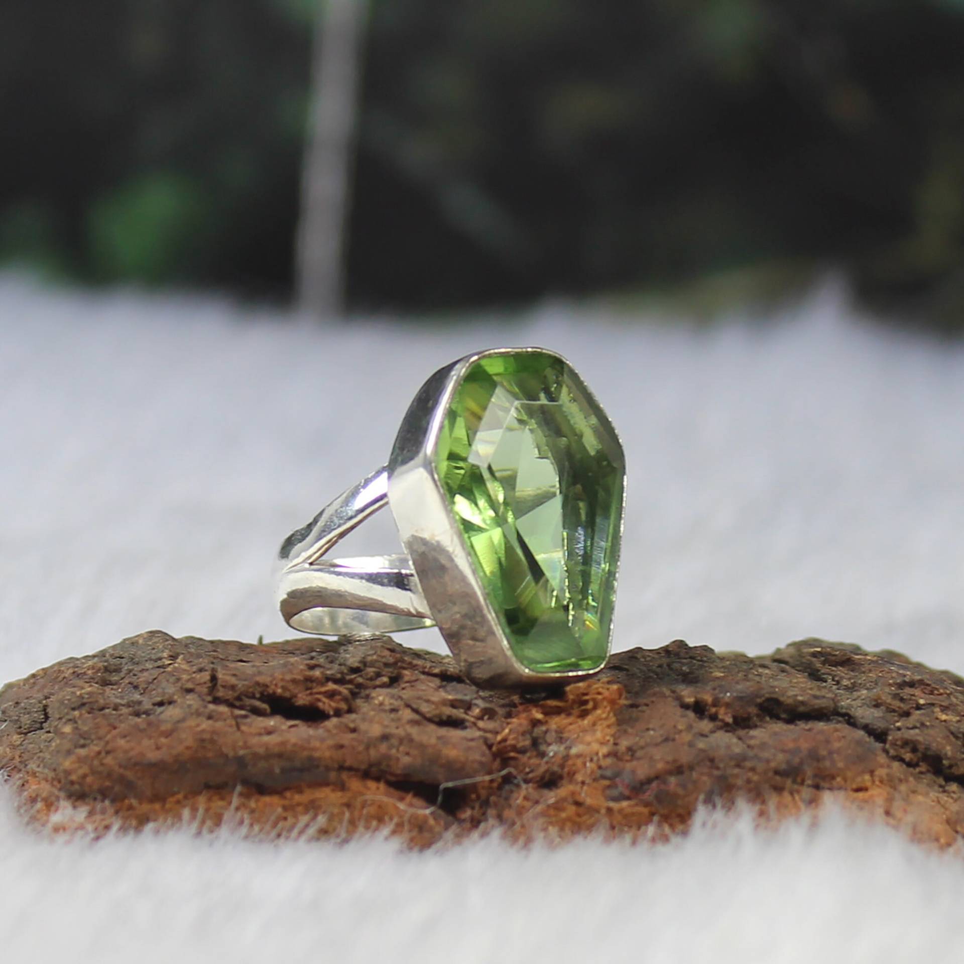 Unikat Sarg Grüner Peridot Glas Ring, Silber Lünette Mädchen Edelstein Handgemachter Ring Geschenk Für Sie von MadinaJewelz