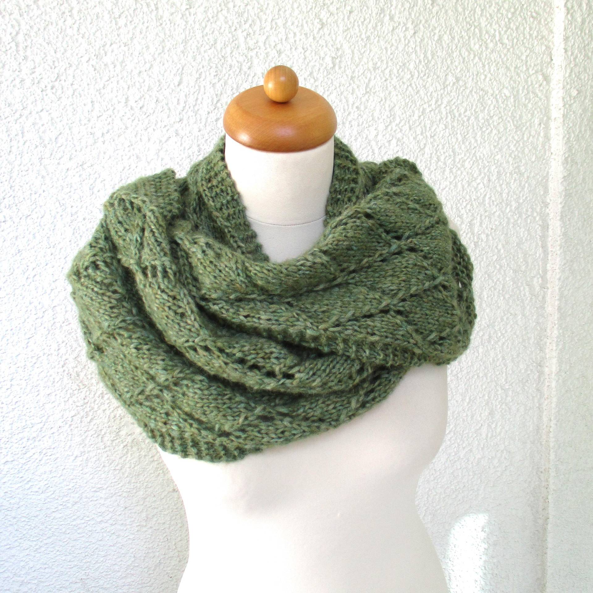 strickschal Aus Alpaka Und Wolle Handgestrickt Grün Mit Rautenmuster strickschal Aus Alpaka Und Wolle Handgestrickt Grün Mit Rautenmuster von MaomaKreativdesign