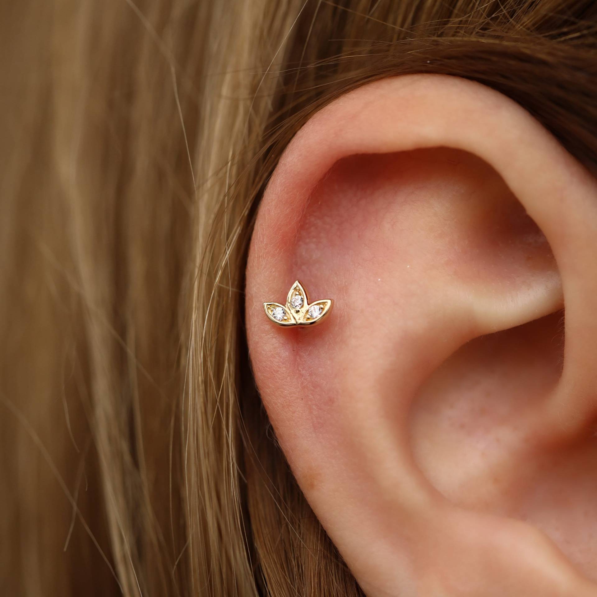 14K Solid Gold Lotus Piercing, Minimalist Tragus Ohrstecker Knorpel Helix Piercing von Maresuijewelry