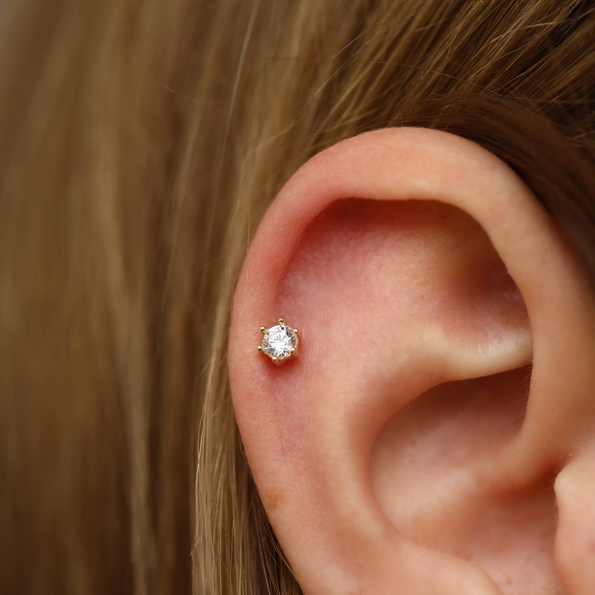 14K Solid Gold Mini Solitär Piercing, Minimalist Tragus Ohrstecker Knorpel Piercing, Helix Piercing von Maresuijewelry