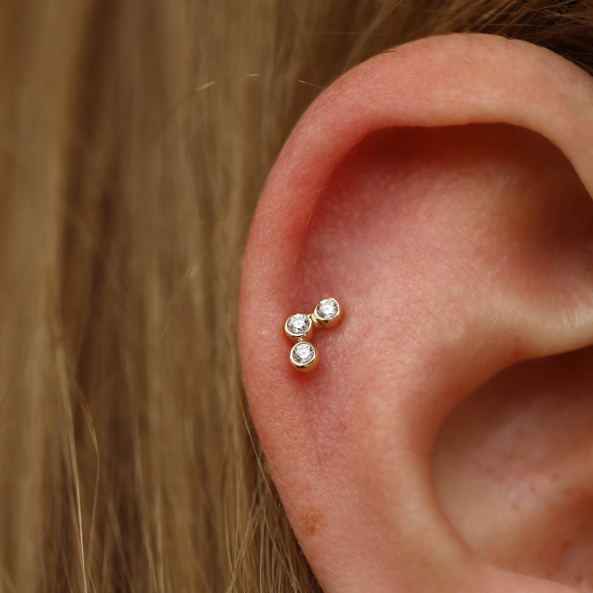 14K Solid Gold Trio Solitär Piercing, Minimalist Tragus Ohrstecker Knorpel Helix Piercing von Maresuijewelry