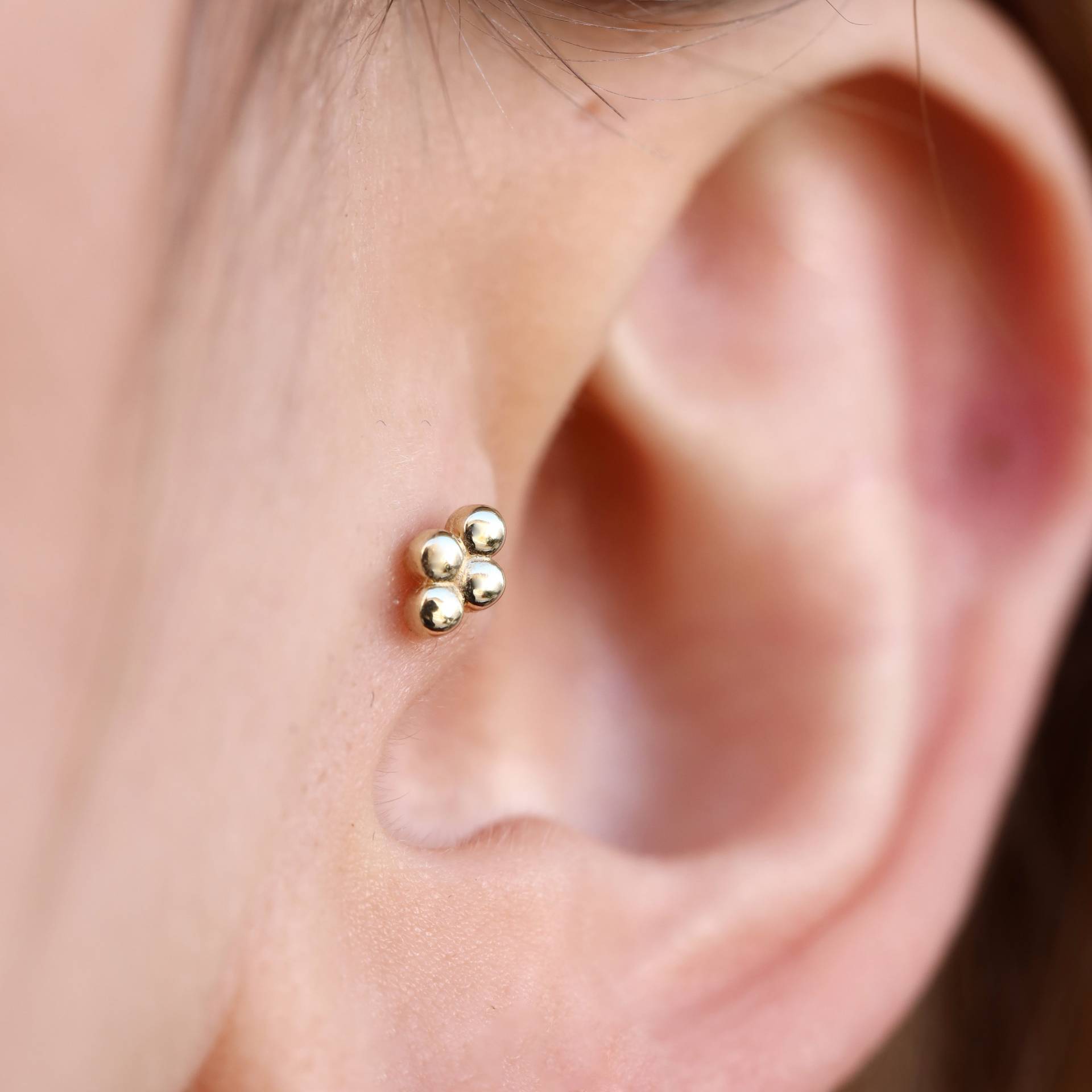 14K Solid Gold Vier Kugel Tragus Piercing, Minimalist Ohrstecker, Knorpel Helix Piercing von Maresuijewelry