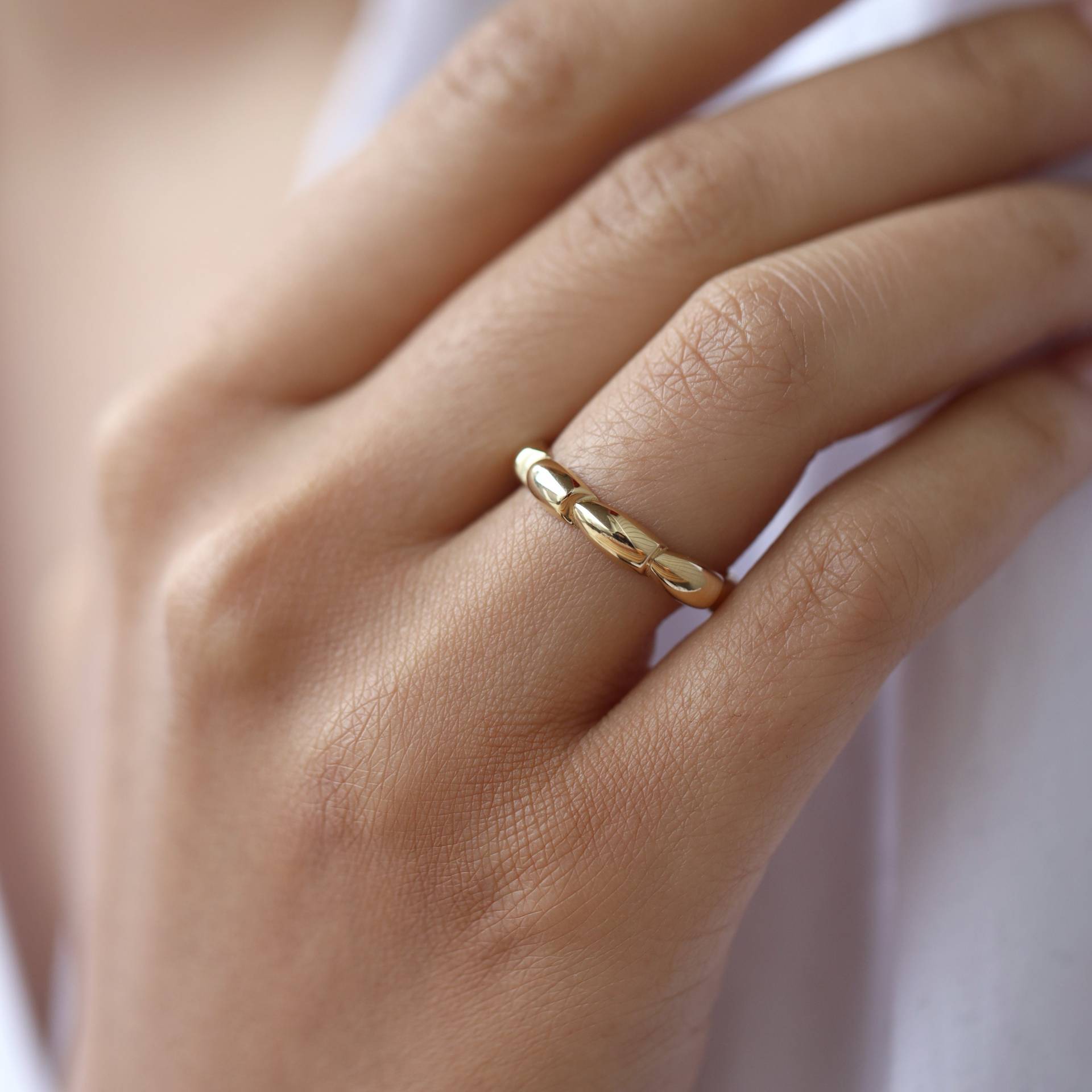 Peneios Ring, 14 K Solid Gold Dünne Stapelringe Für Frauen, Zierliche Goldring, Minimal Schmuck, Zarte Geschenk Sie von Maresuijewelry