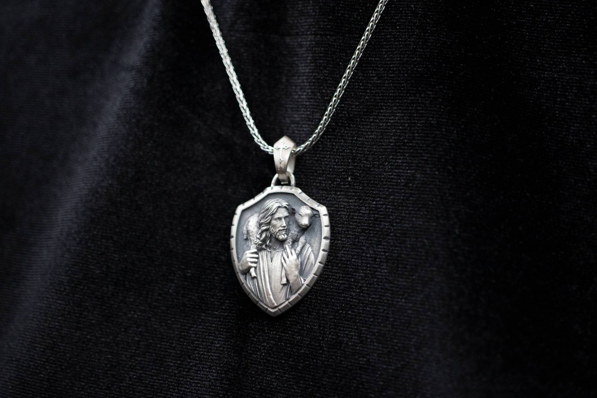 Gute Hirte Jesus Halskette, Kruzifix Religiöser Herren Anhänger, Silberne Christliche Oxidierte Medaillon Halskette von MarsJewelryGifts