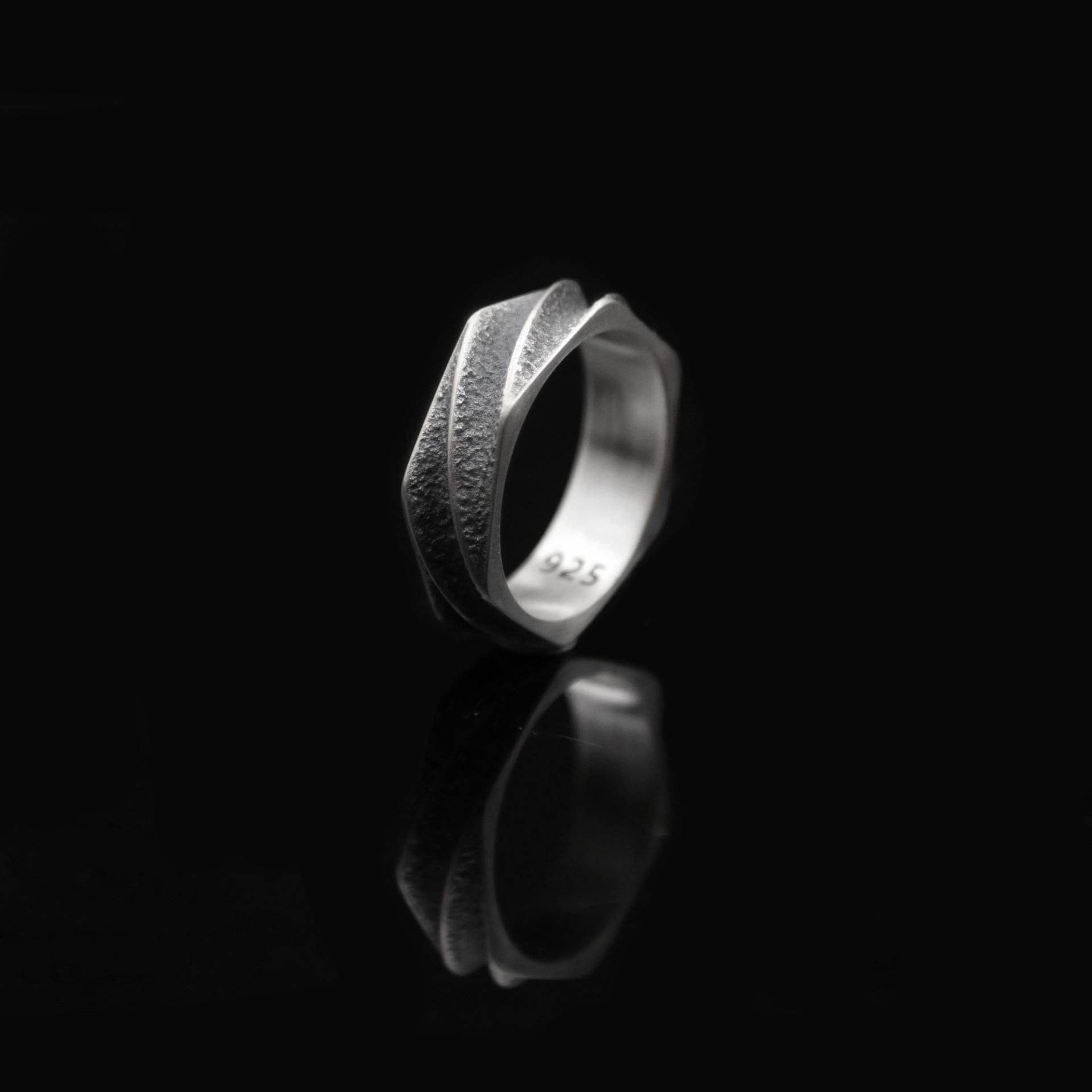 Sechsseitiger Spiralring | Sterling Silber Schmuck Für Männer Bandring Geschenk-Ideen Weihnachtsgeschenk Ihn Handgefertigt Und Personalisiert von MarsJewelryGifts