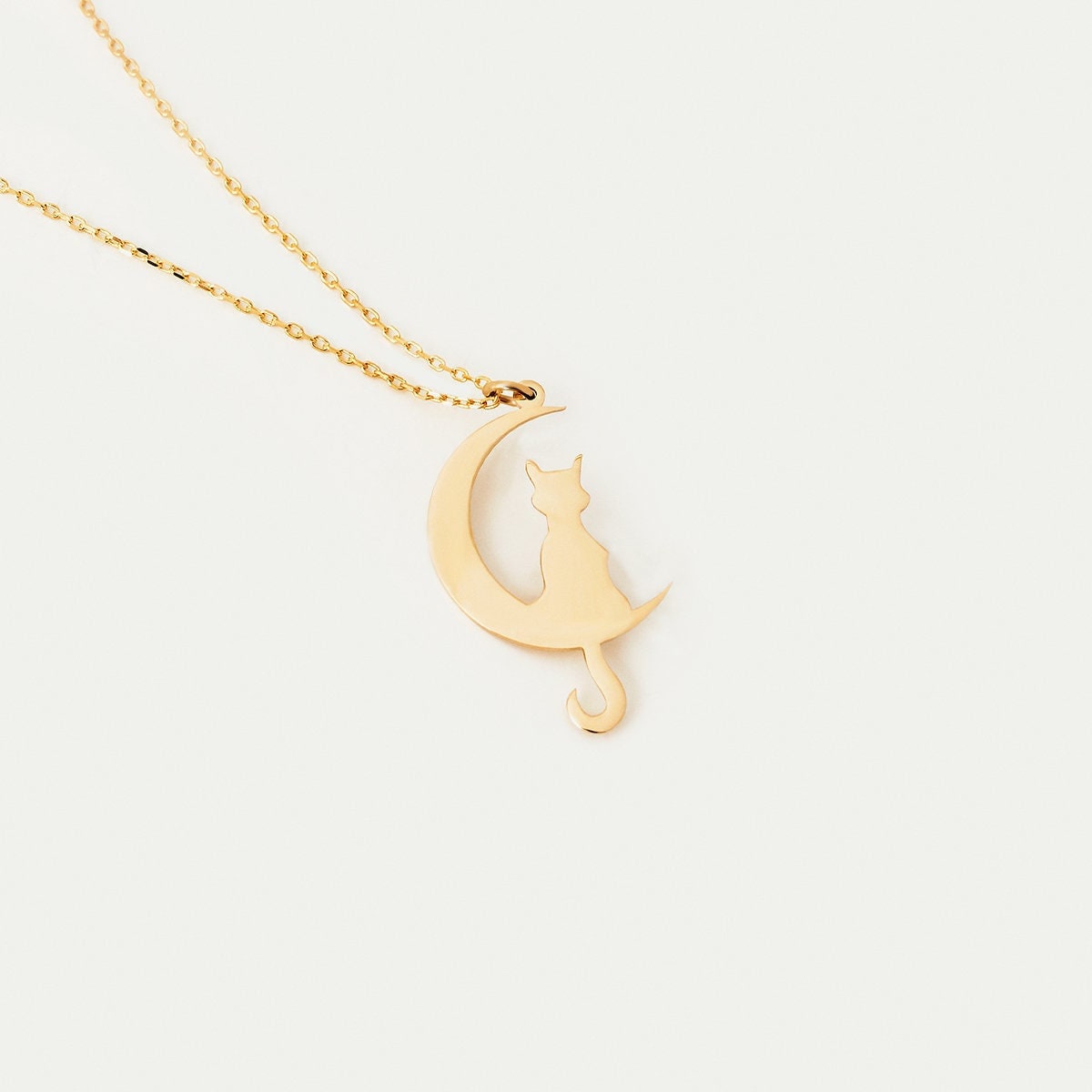 Halskette Mit Katze Und Mond Aus 14-Karätigem Gold Für Damen | Halbmond Zierliche Katzenkette 14K Echtgold Mondschmuck Geschenk Sie von MayaAndMia