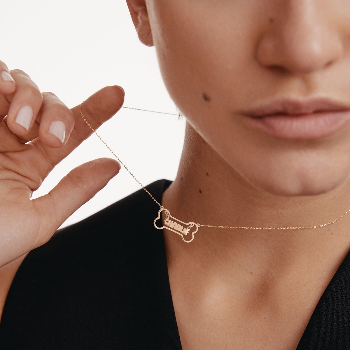 Personalisierte Hundenamen-Anhänger-Halskette Aus 14K Massivgold | Zierliche Gold-Knochen-Halskette Für Frauen Echtgold Haustierschmuck von MayaAndMia