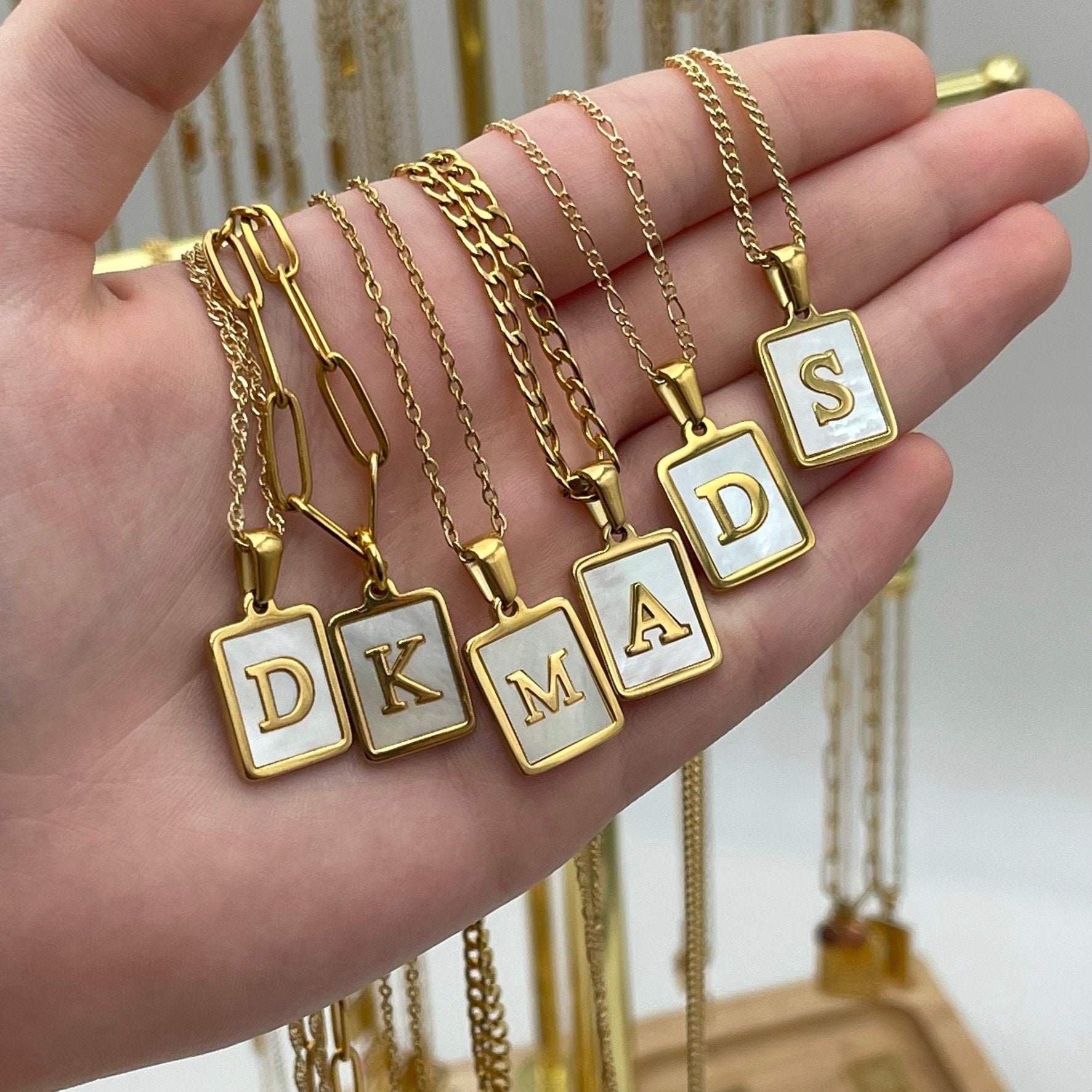 Gold Perlmutt Anfangsbuchstaben Quadrat Personalisierte Halskette Alphabet Antitarnish Wasserdichtes Hypoallergenes Weihnachtsgeschenk Für Sie von MayaMoreJewelry