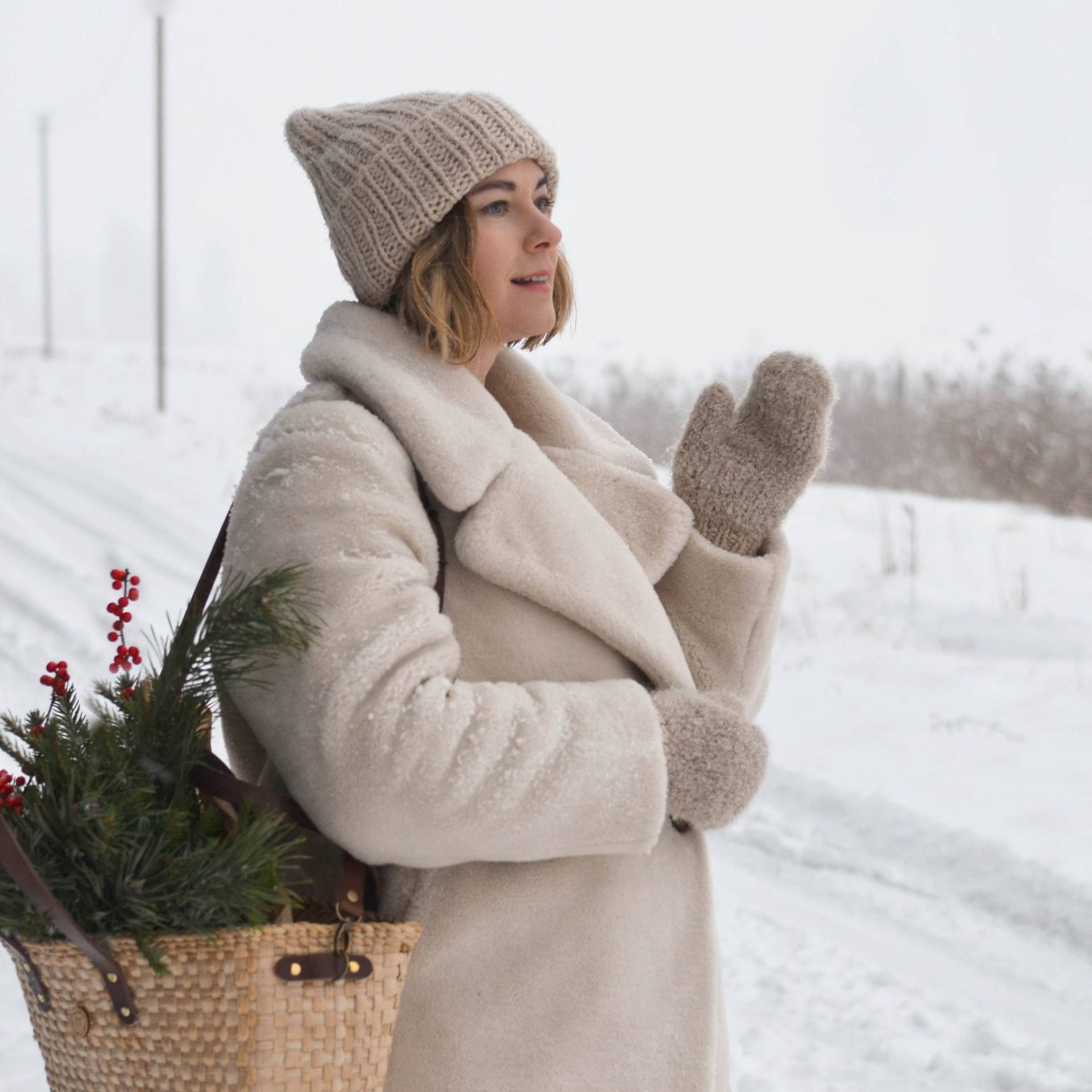 Handgefertigte Handschuhe Und Mütze Aus Alpakawolle Für Damen Herren, Gestrickte Boucle-Handschuhe -Mütze, Ein Paar Minimale Winter-Accessoires von Medvilniukas