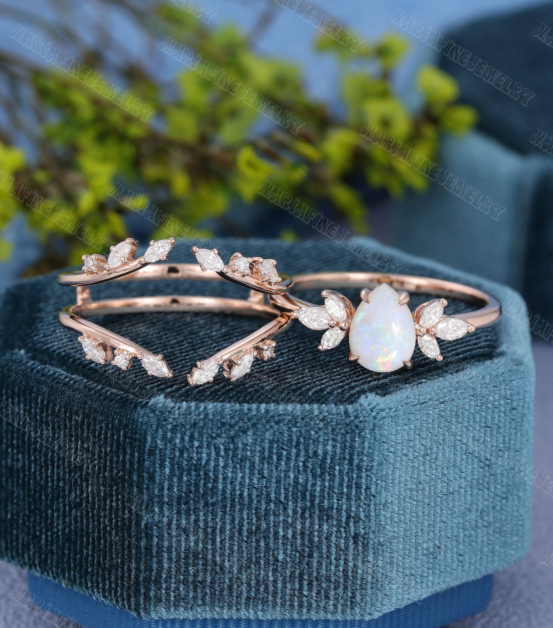 Einzigartiger Birnenförmiger Opal Verlobungsring Set Rosegold Moissanit Cluster Vintage Doppelt Geschwungener Diamant Hochzeitsgeschenk von MeleJewelryUS