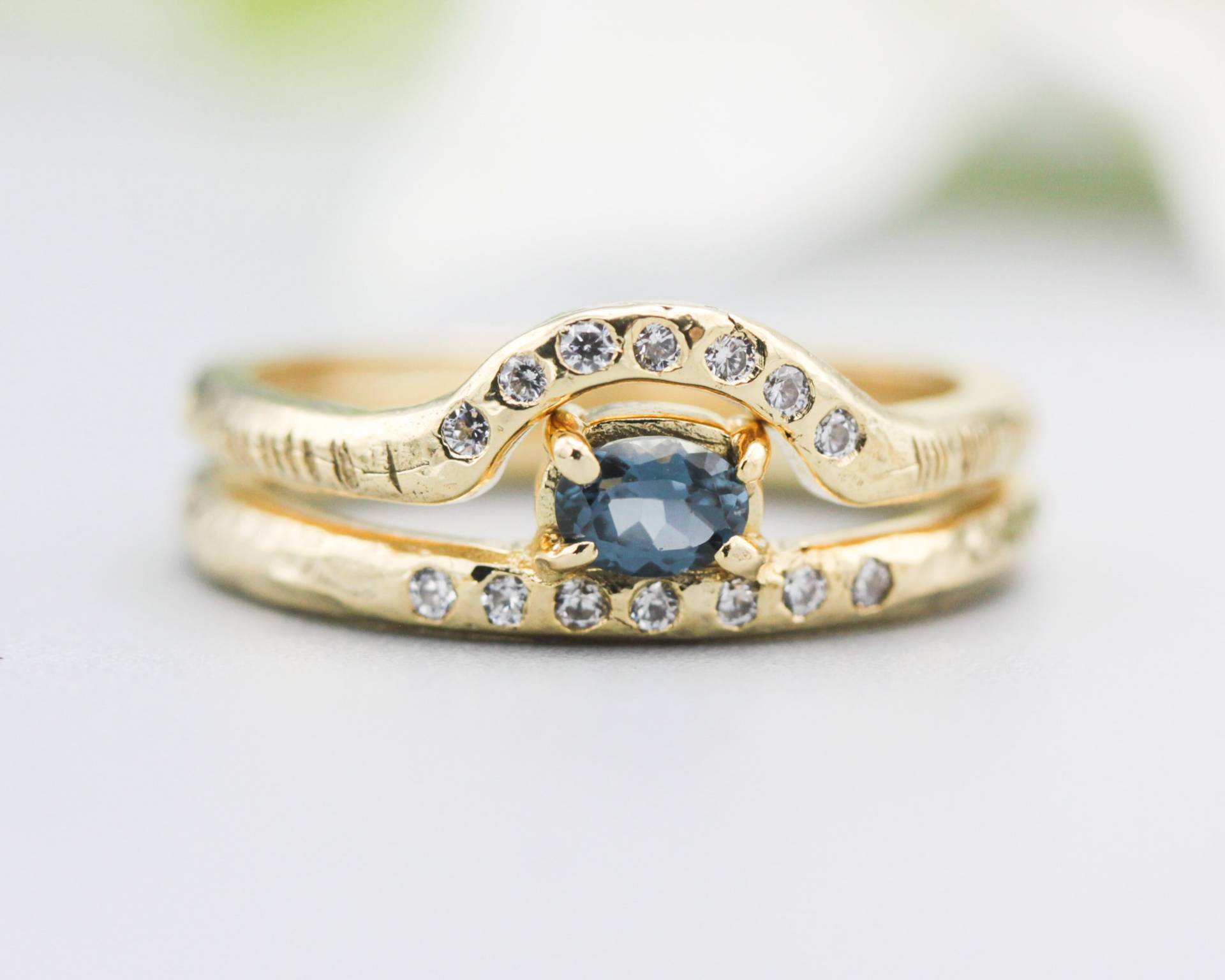 Set Von 2 Oval Facettierten Blauen Saphir Ring Mit Winzigen Diamanten Auf 14K Gold Band Bandring 7 Diamant in Der Mitte von MetalStudioJewelry