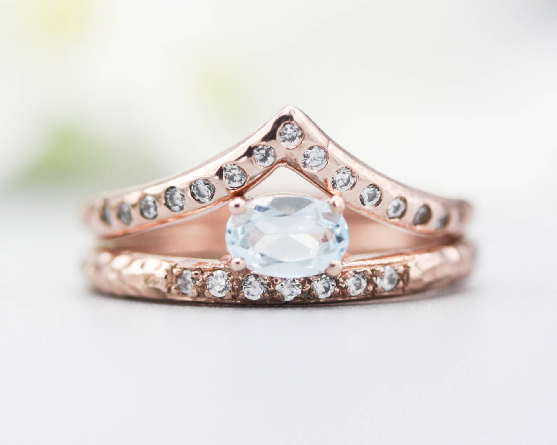 Set Von 2 Ovalen Facettierten Blauen Topas Ring Mit Winzigen Diamanten Auf 14K Roségold Band Roségoldring 15 in Der Mitte von MetalStudioJewelry