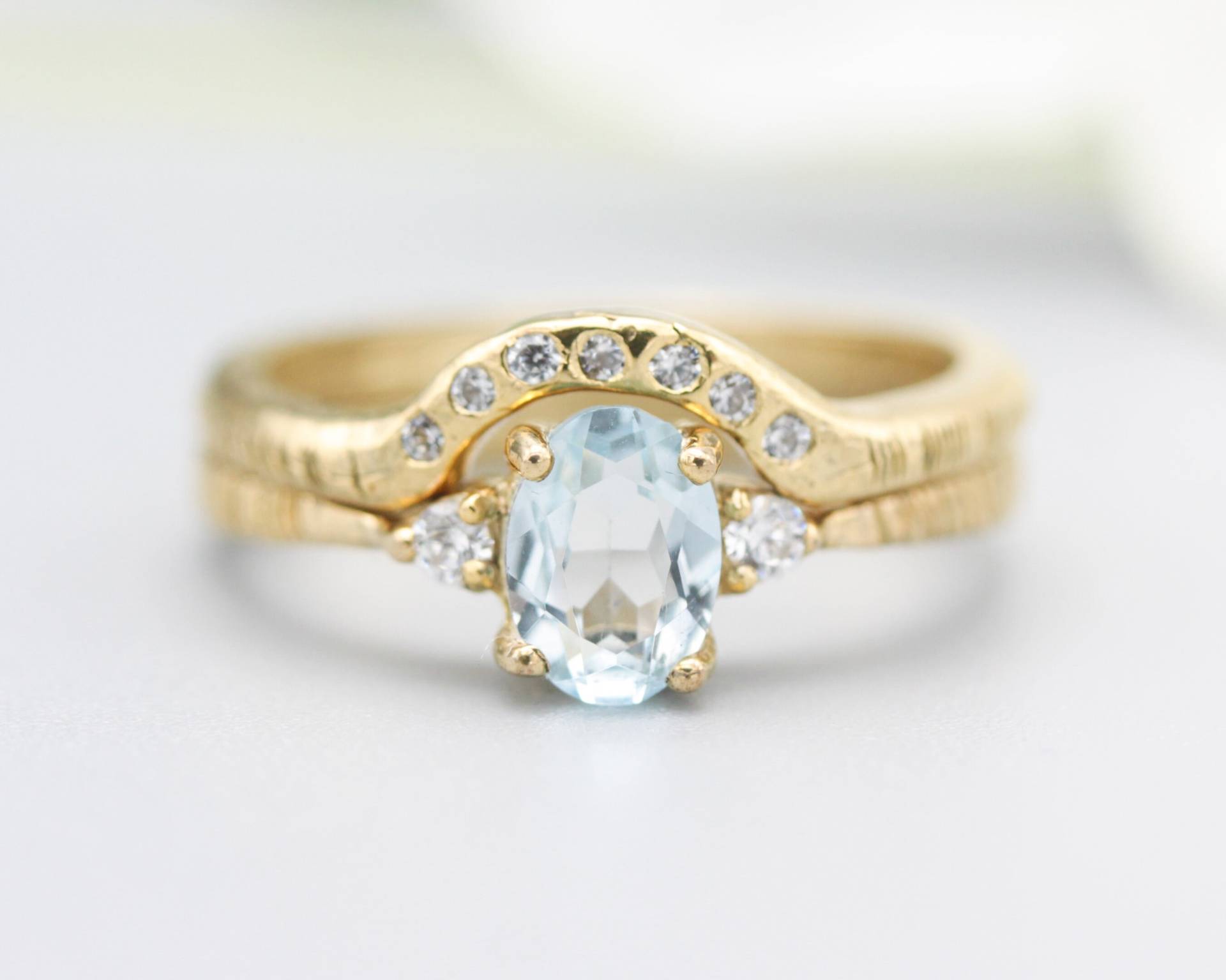 Set Von 2 Ovalen Facettierten Blautopas Ring Mit Winzigen Runden Diamanten Seitlich Besetzt 14K Goldbandring 7 in Der Mitte von MetalStudioJewelry