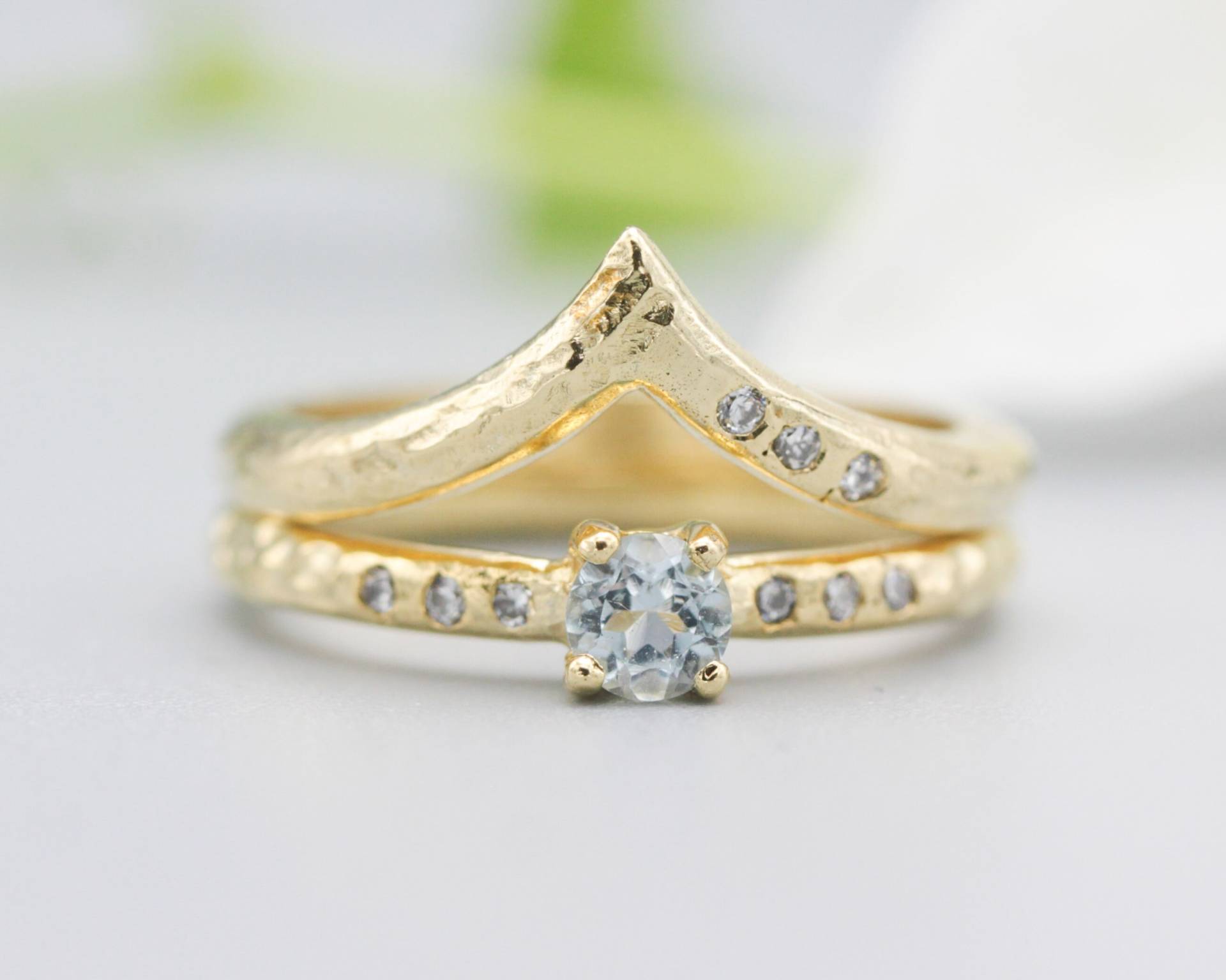 2Er Set Runder Blautopas Ring in Krappenfassung Mit Diamant Auf 14K Goldband Gesetzt Goldbandring Winzigen 3 Diamanten An Der Seite von MetalStudioJewelry