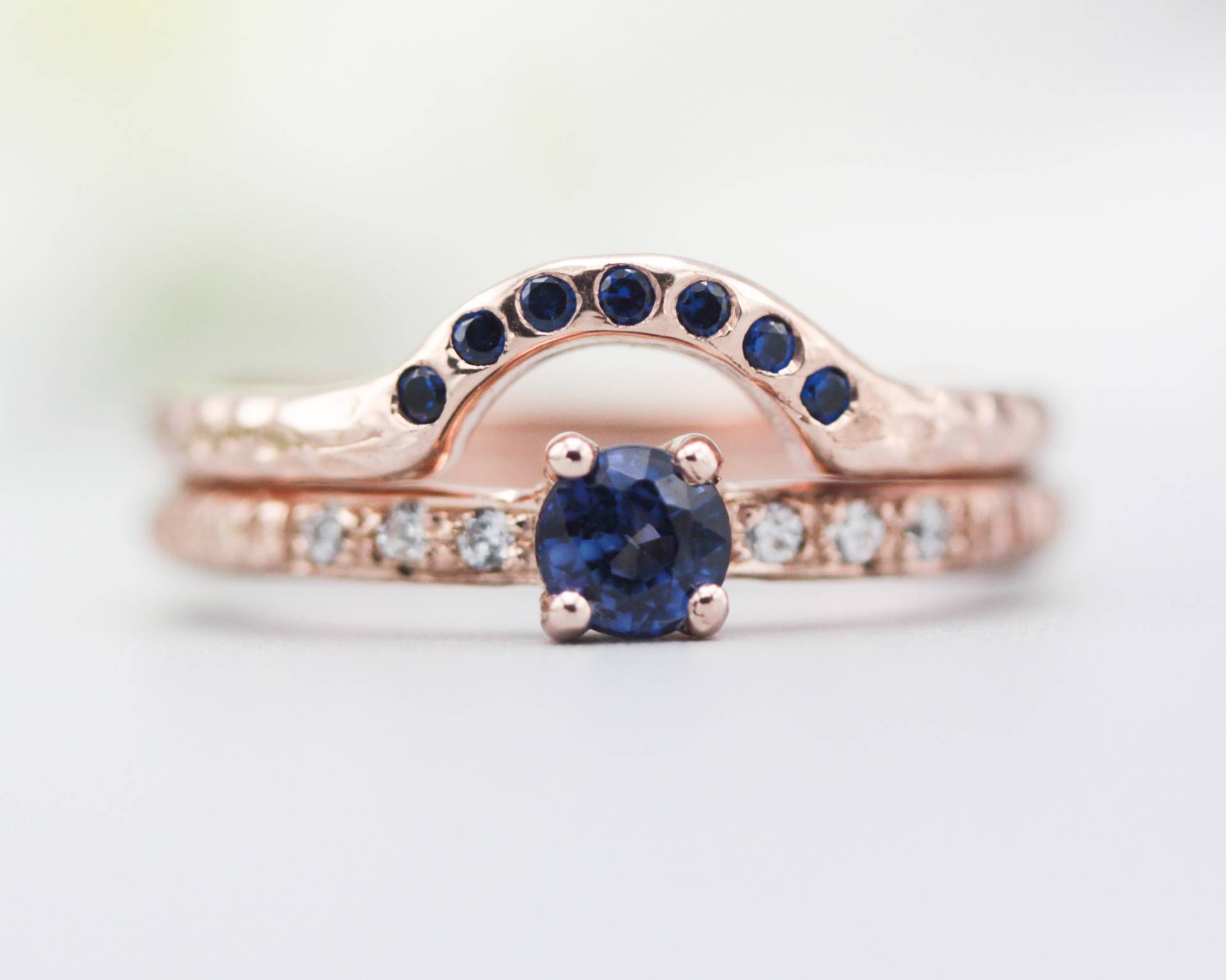 Set Von 2 Rund Facettierten Blauen Saphir Ring Mit Winzigen Diamanten Auf 14K Roségold Band Besetzt Roségoldring 7 von MetalStudioJewelry