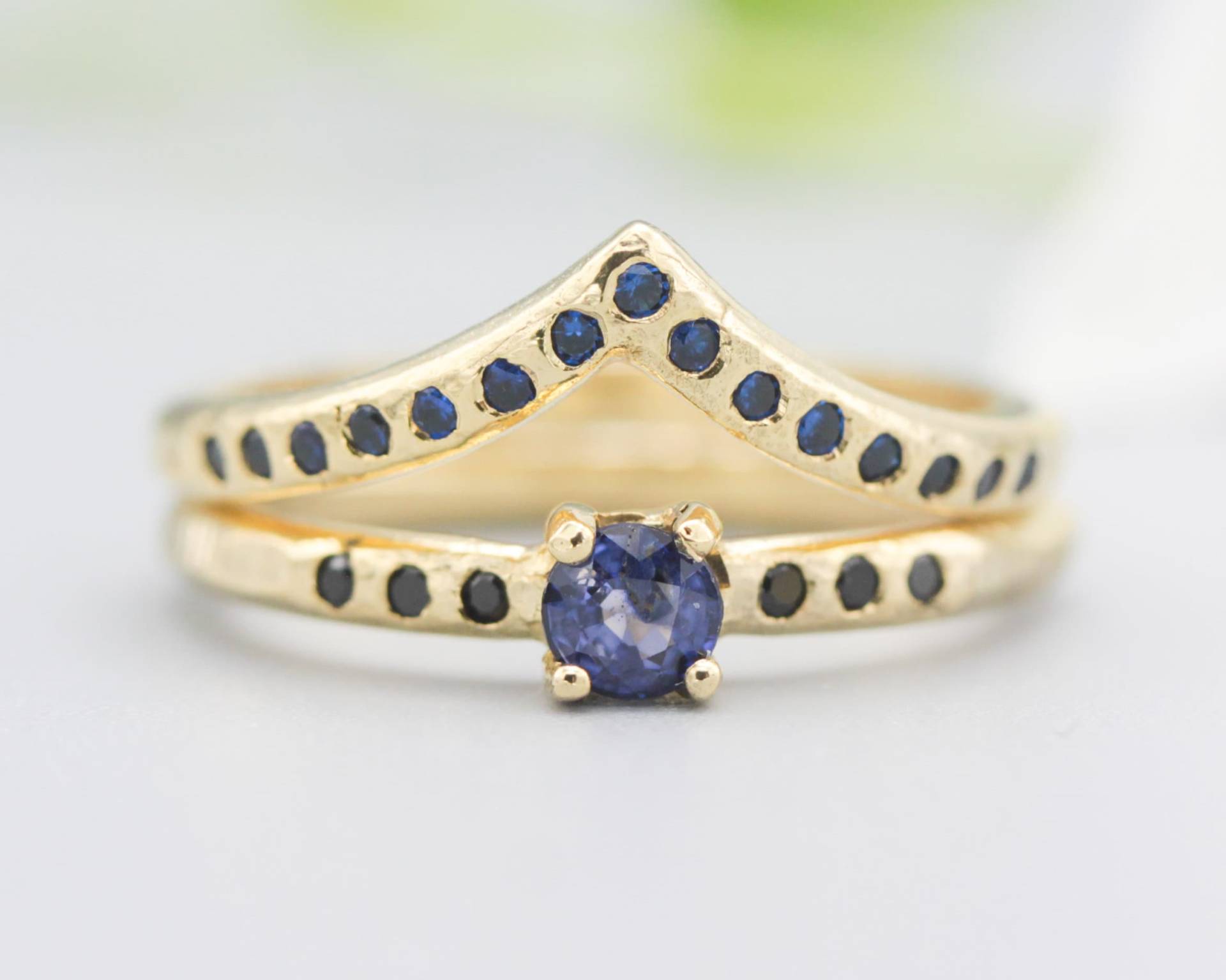 Set Von 2 Runden Facettierten Ring Mit Blauem Saphir Und Kleinem Schwarzen Spinell Auf 14K Goldband, Besetzt Goldbandring Winzigem 15 von MetalStudioJewelry